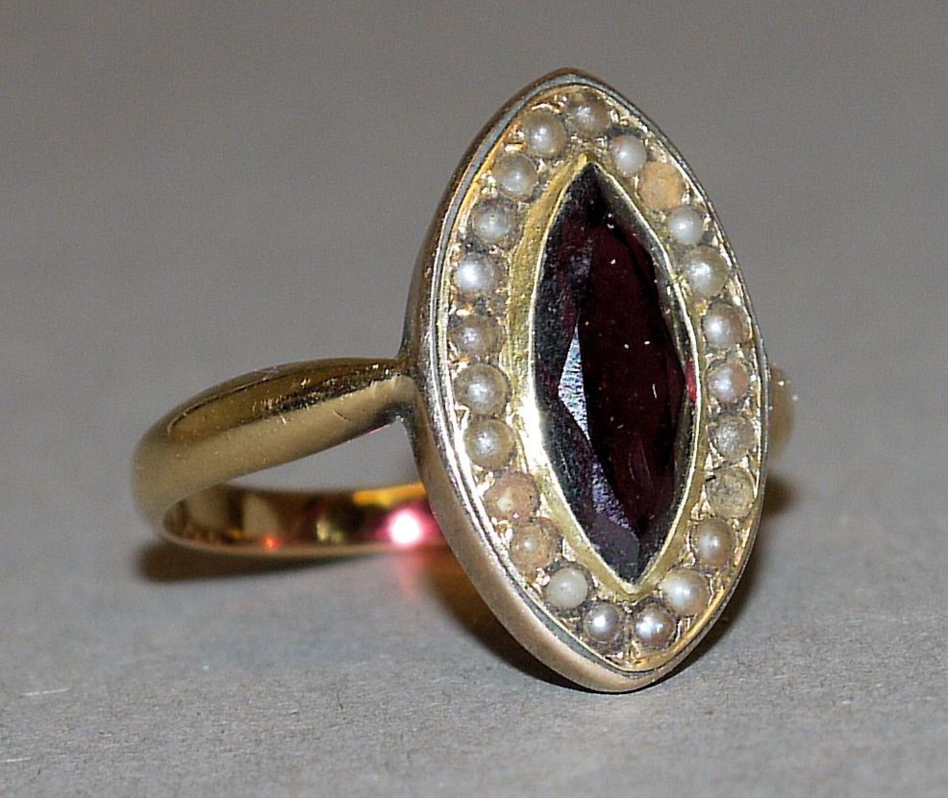 Jugendstil-Ring mit Granat und Perlchen, Gold