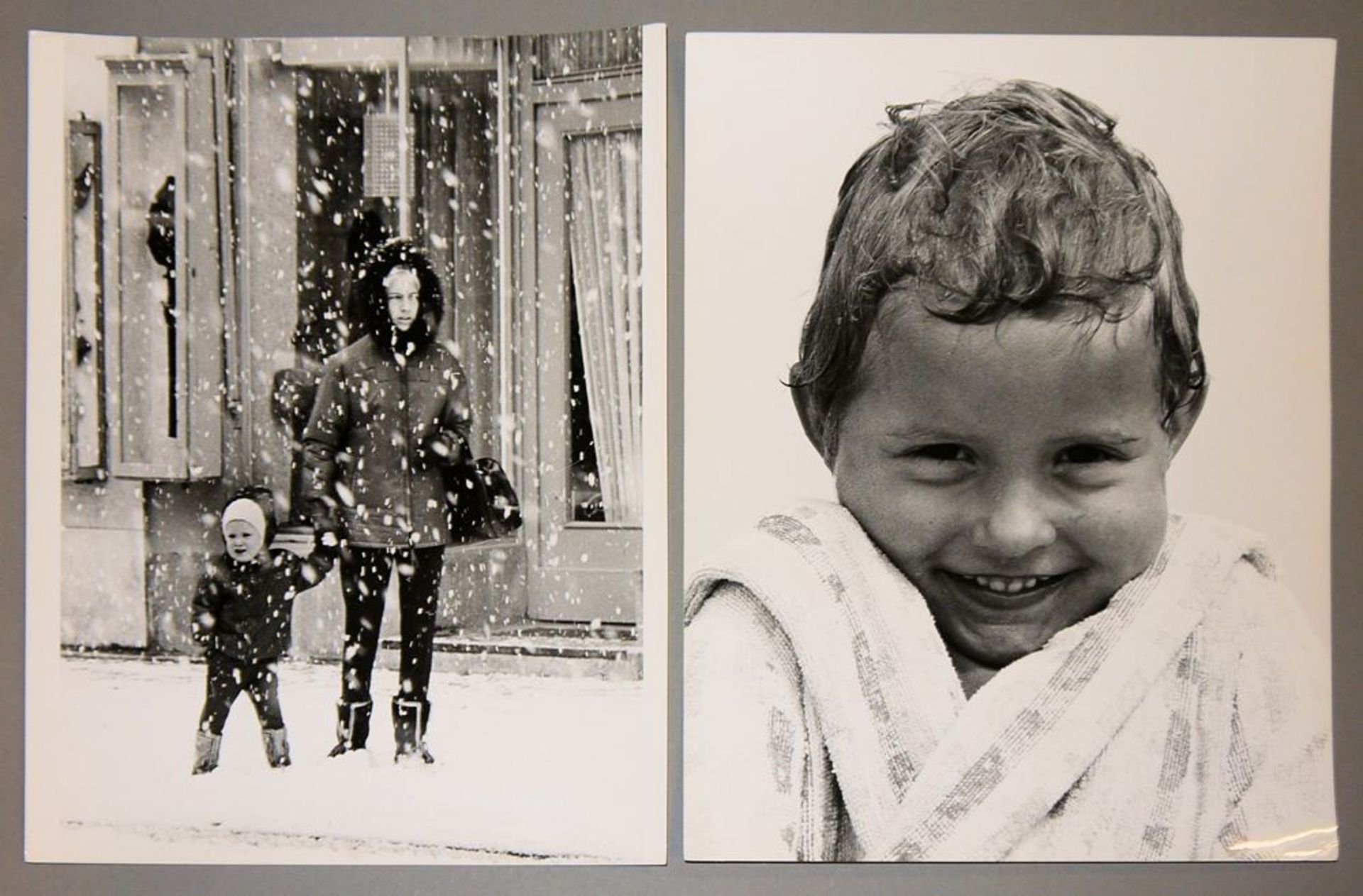 Toni Schneiders, Mutter mit Kind im Schnee & Lachendes Kind, 2 s/w Fotographien