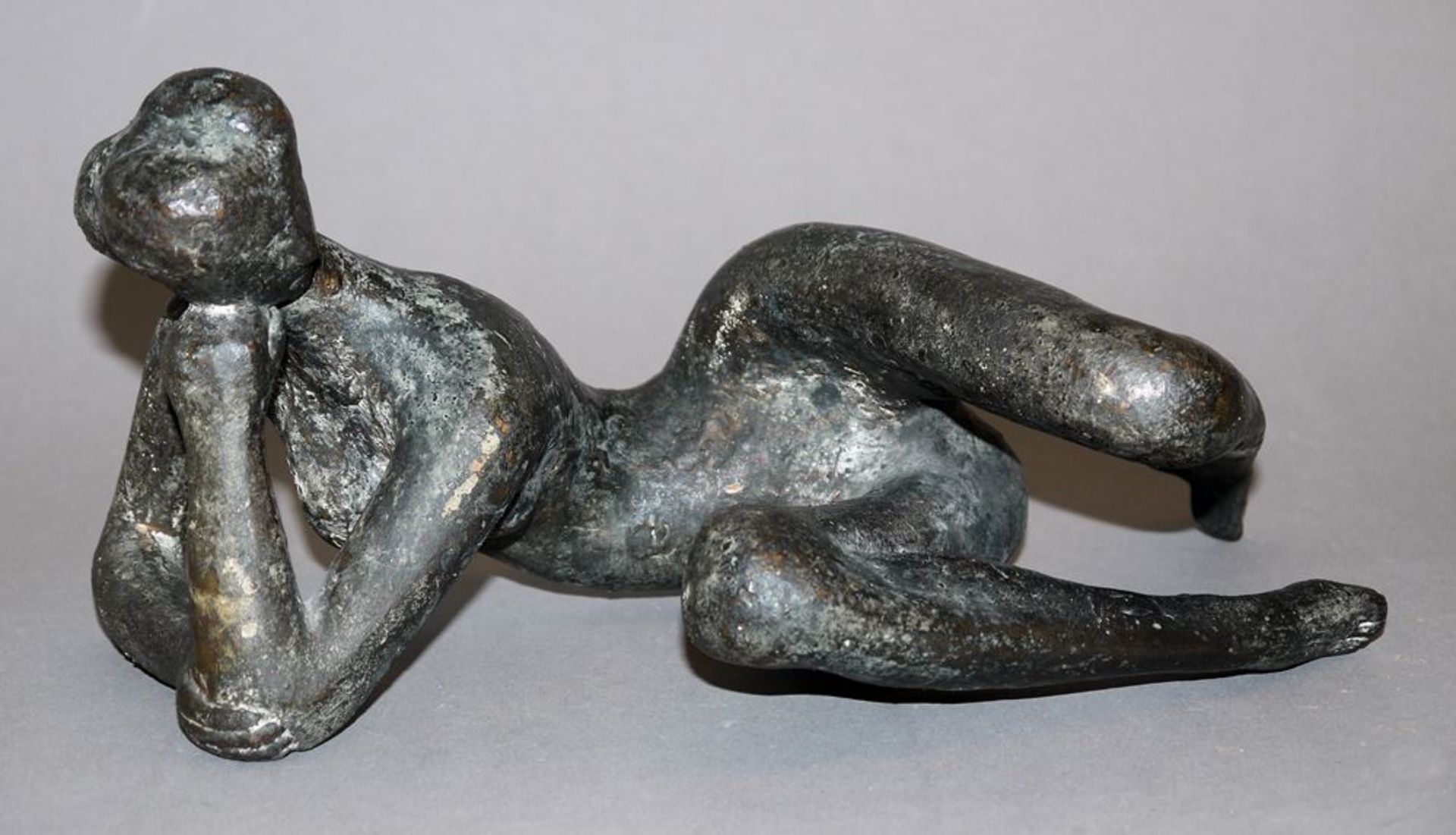 Karl Röhrig, Torsiert liegender weiblicher Akt, Bronzeplastik von (19)64