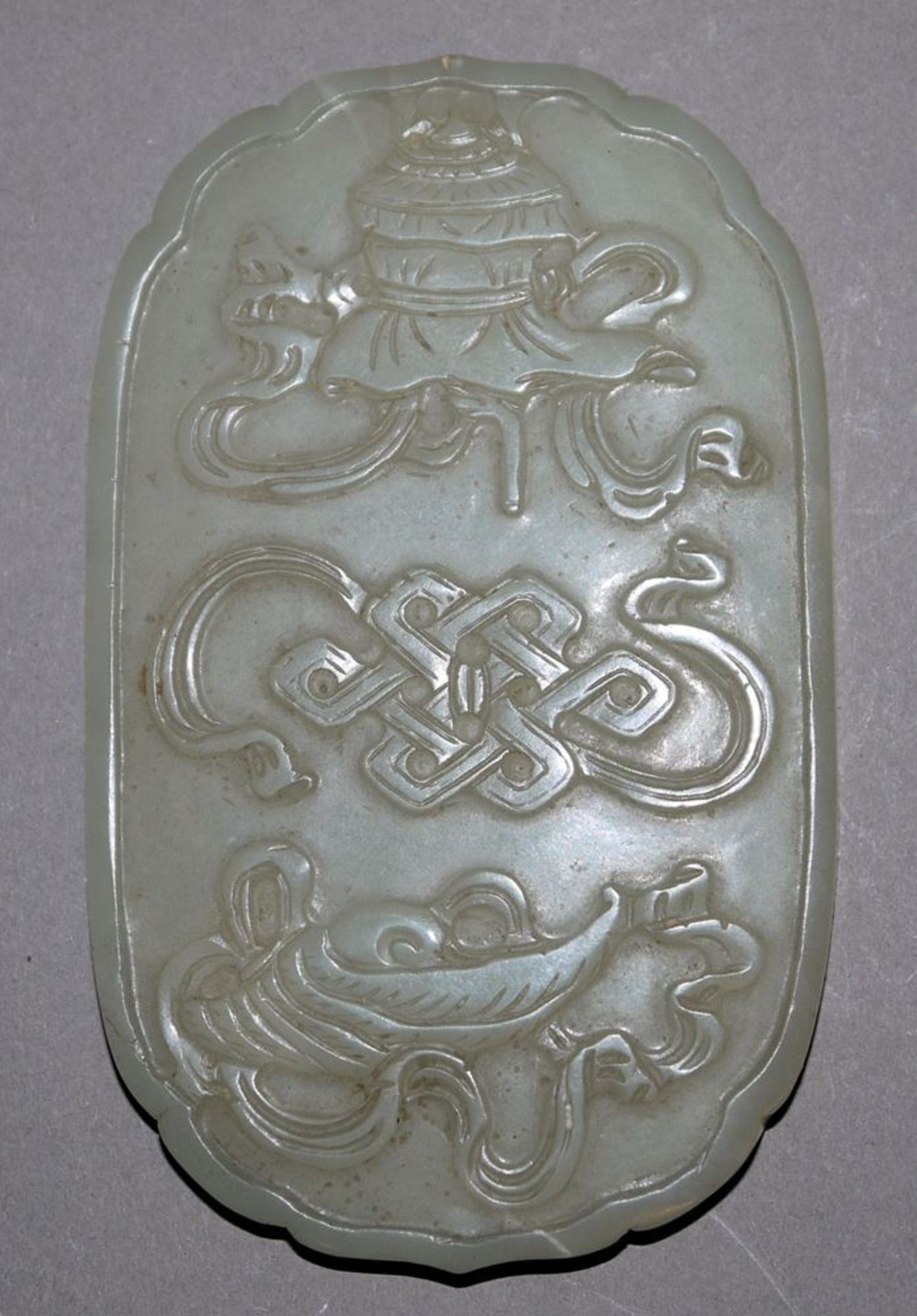 Jade-Plakette mit buddhistischen Emblemen, China, Qing-Zeit