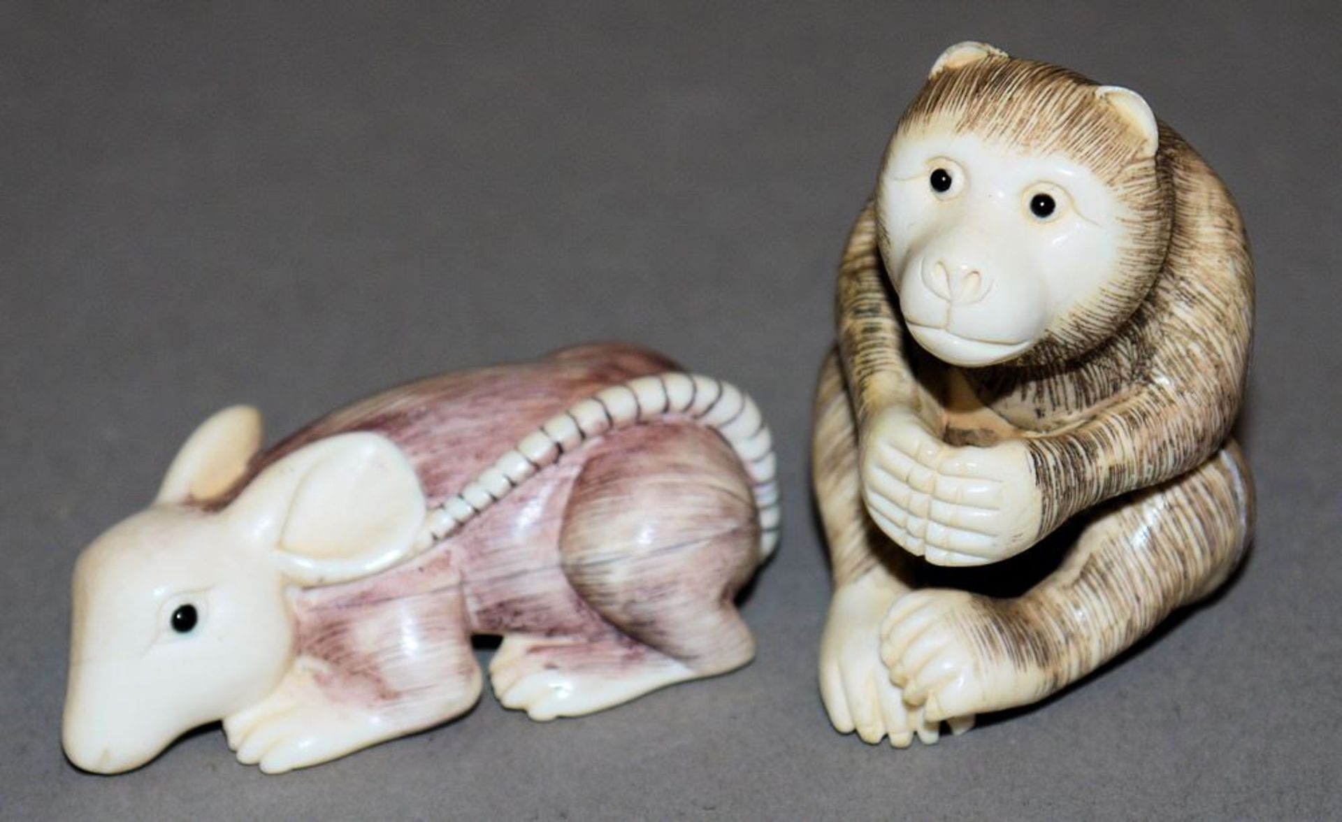 Kauernde Ratte und "betender" Affe, zwei japanische Elfenbein-Netsuke