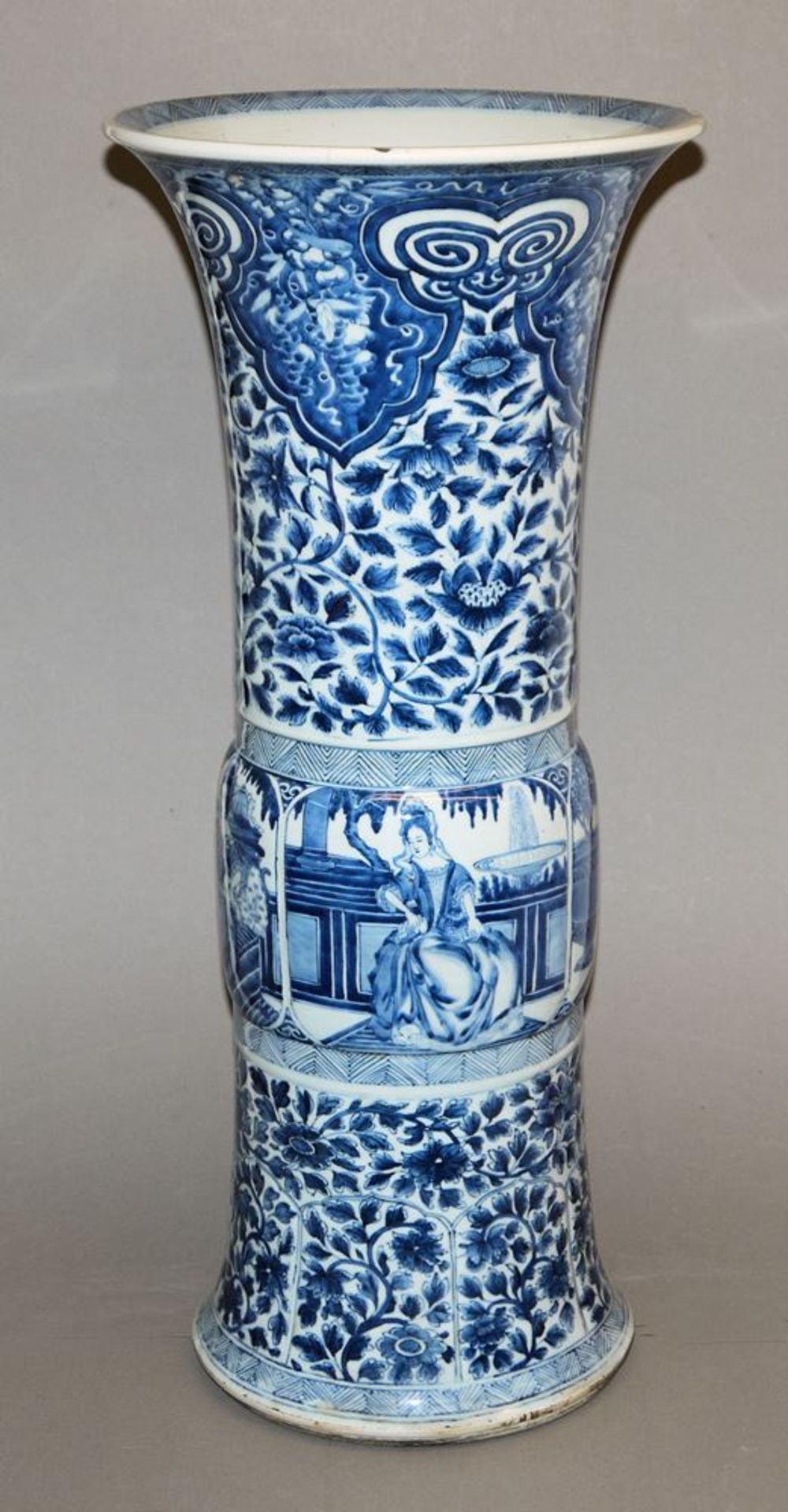 Museale Blauweiß-Vase der Kangxi-Zeit, China um 1700