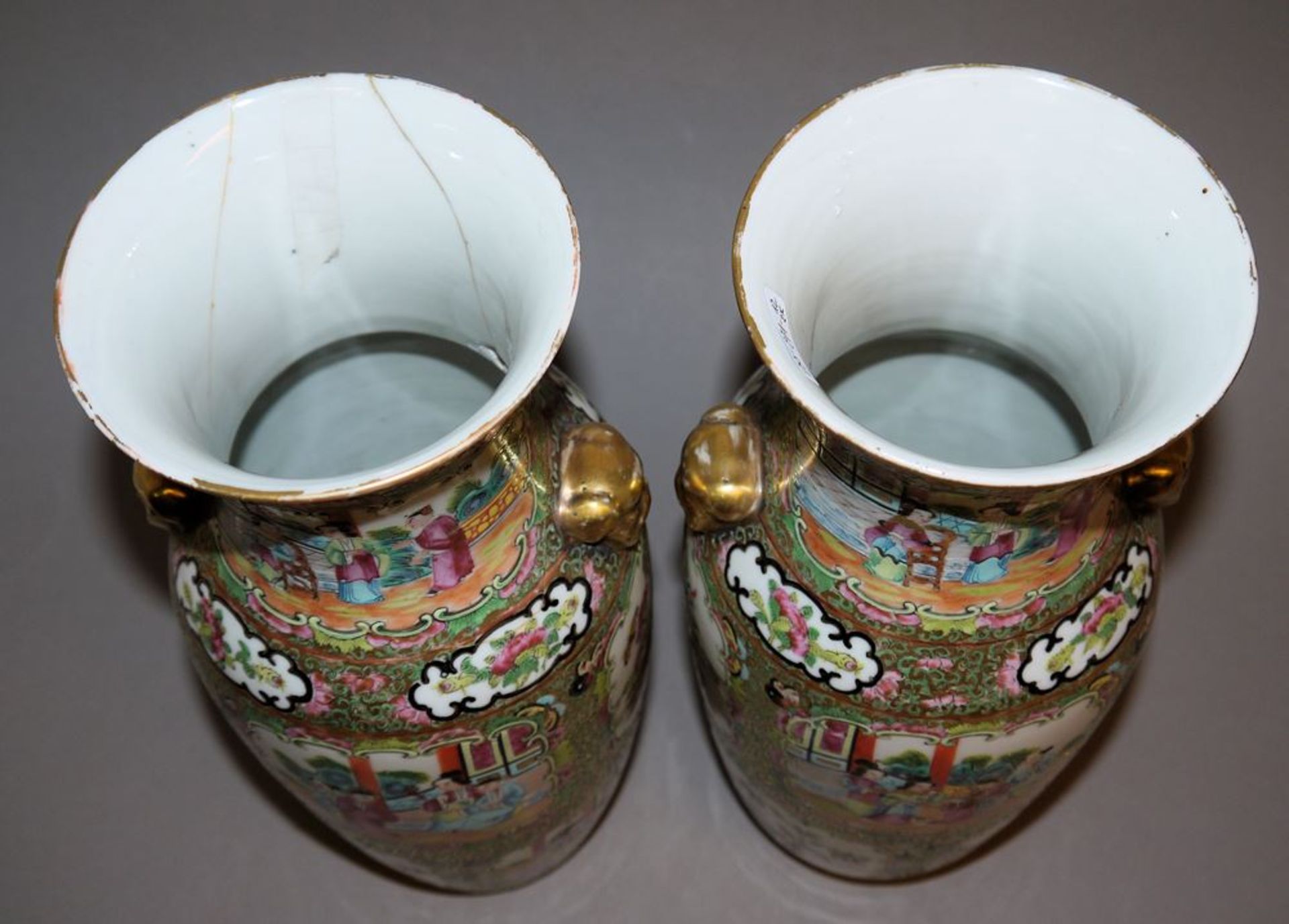 Paar Kanton-Porzellanvasen, China um 1900 - Bild 2 aus 2