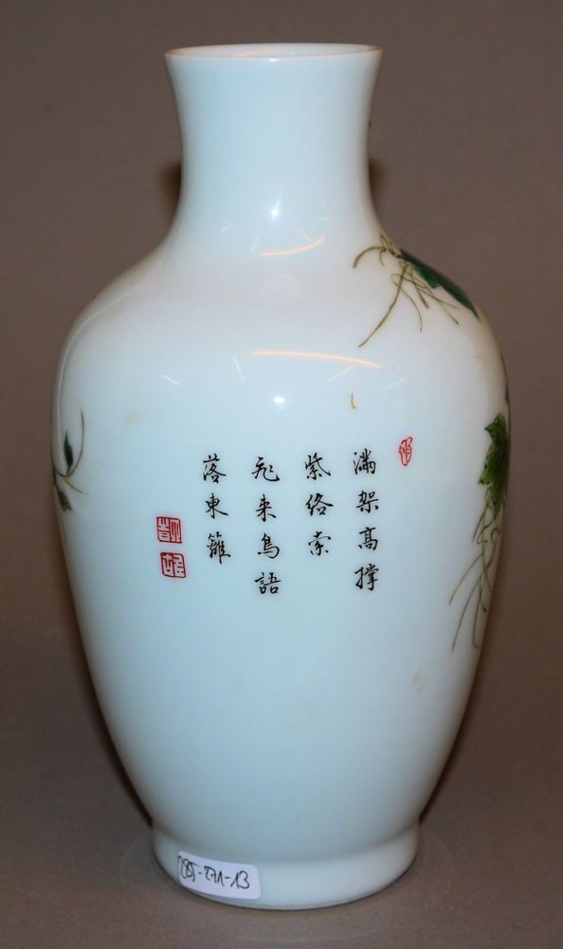 Moderne chinesische Porzellanvase mit "Traubendieben" - Bild 2 aus 3
