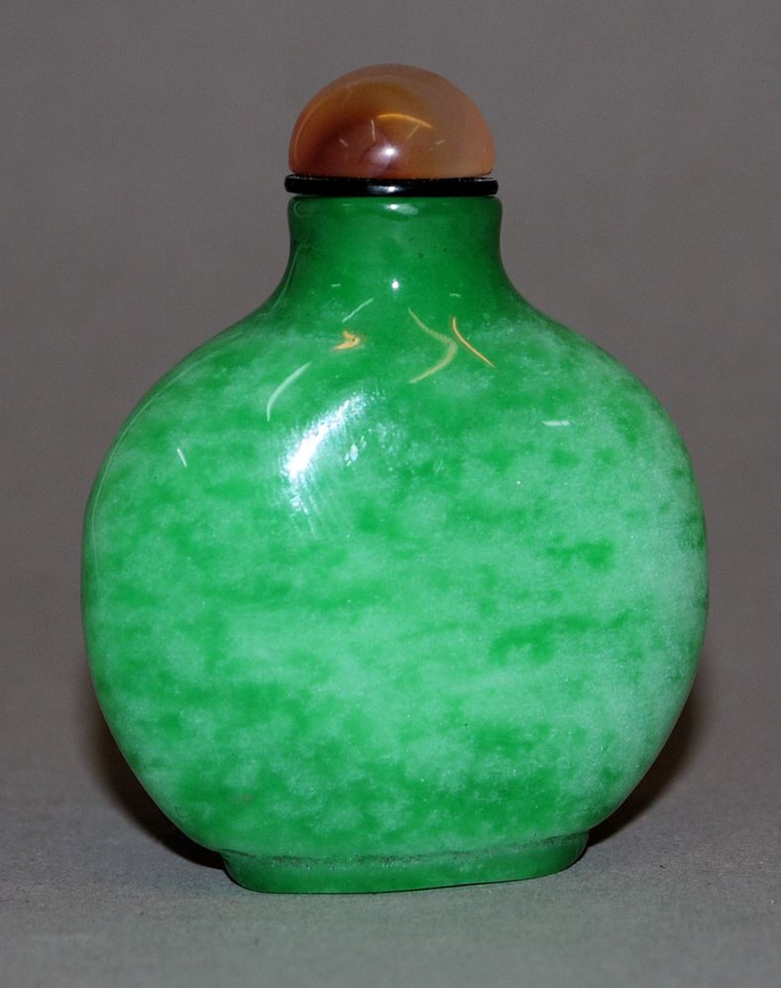 Snuffbottle aus Jade-Glas, China 19./20. Jh. - Bild 2 aus 2