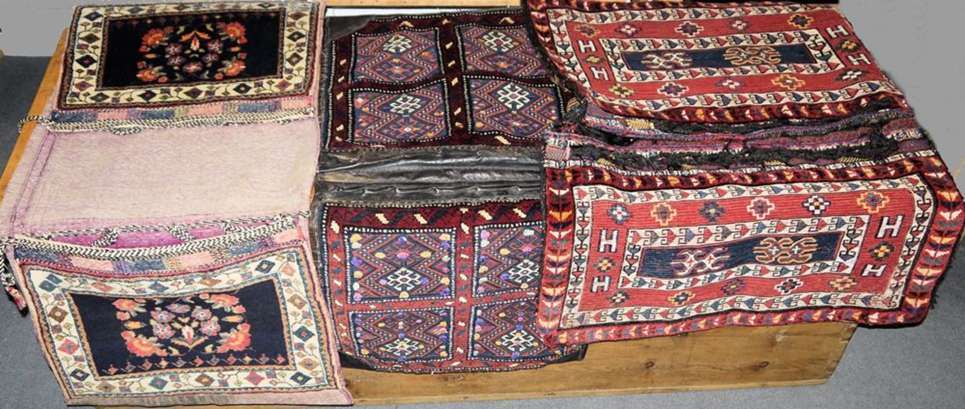 Neun große Kelim-Satteltaschen und Taschen, z.T antik, Iran-Türkei, ab 19. Jh.
