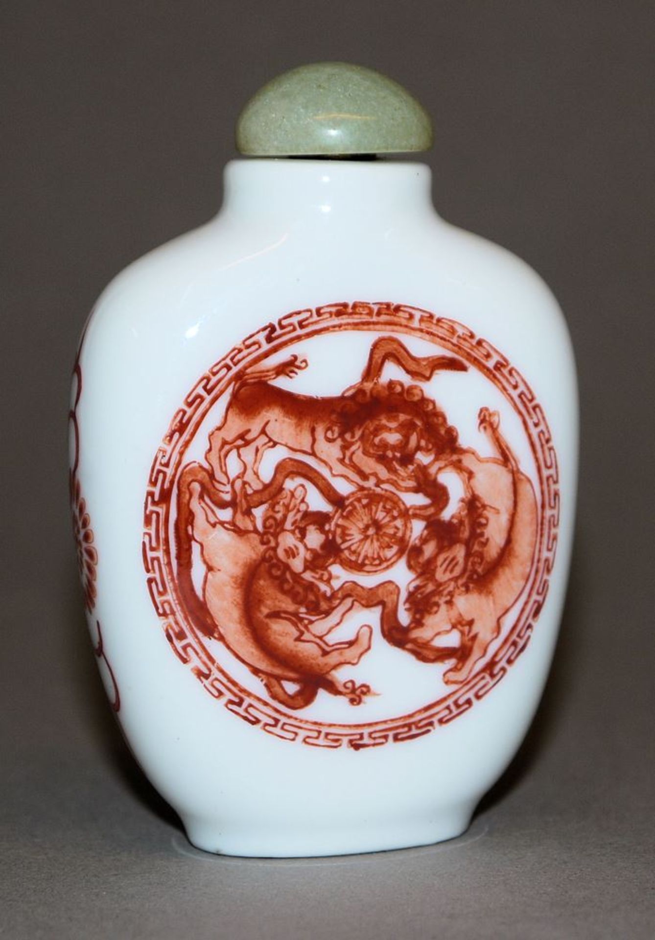 Porzellan-Snuffbottle mit eisenroten Löwen-Tondi, China 20. Jh. - Bild 2 aus 2