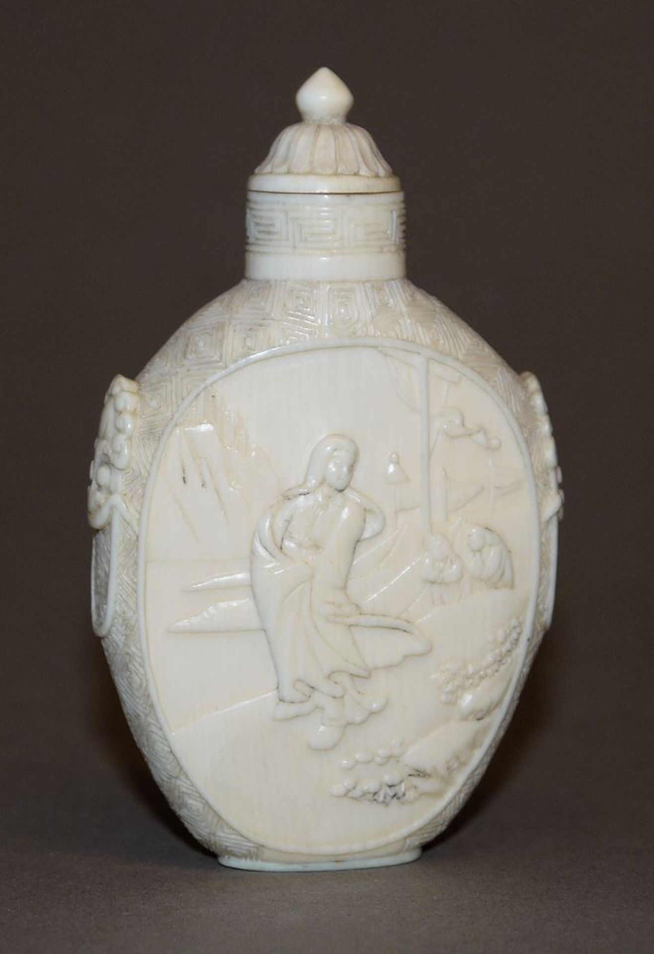 Elfenbein-Snuffbottle mit feinem Figurenschnitt, China 19./20. Jh. - Bild 2 aus 2