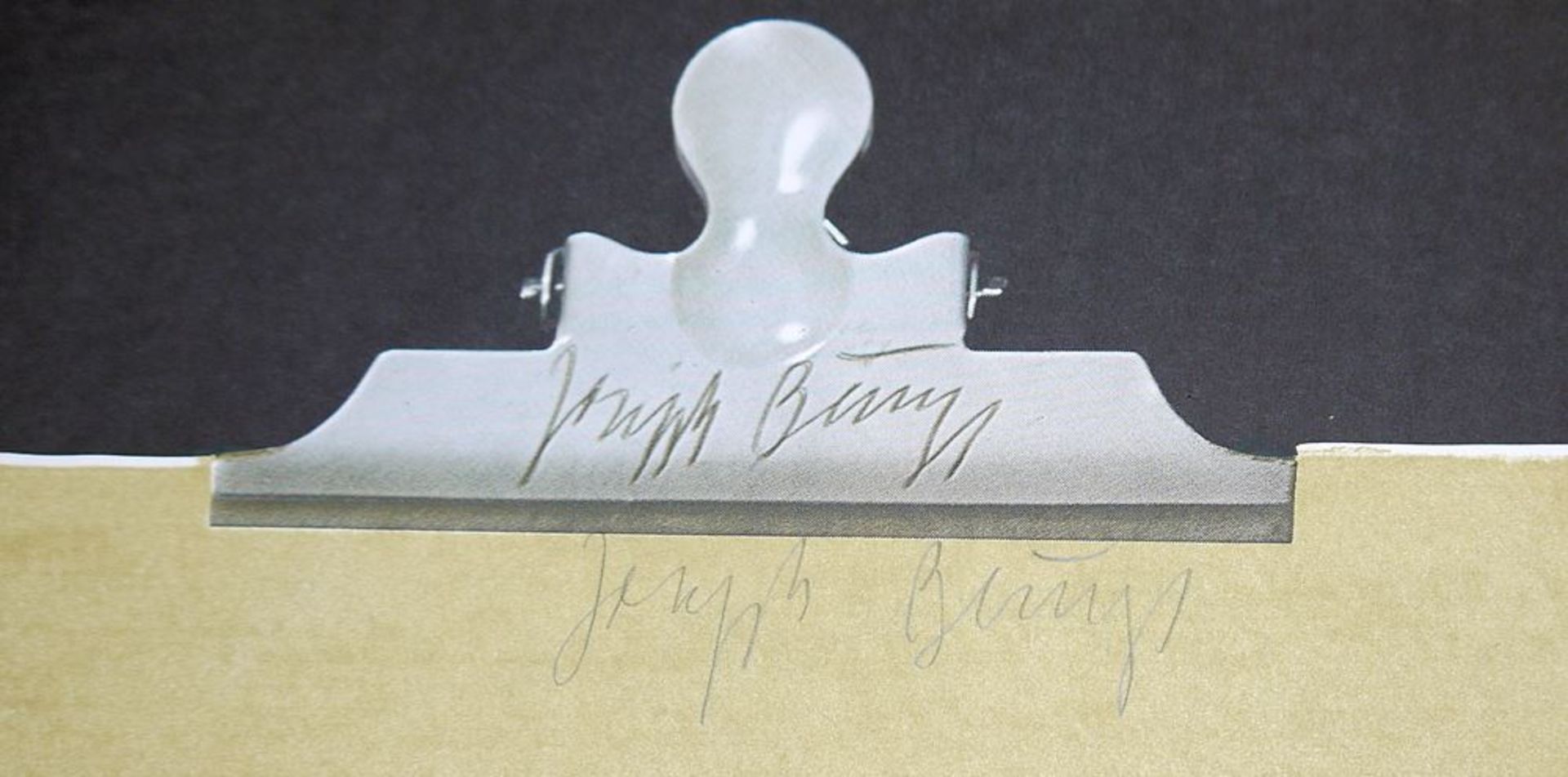 Joseph Beuys, Klemmbrett mit Schlitten, handsignierte Farboffsetlithographie, o. Rahmen - Bild 2 aus 2