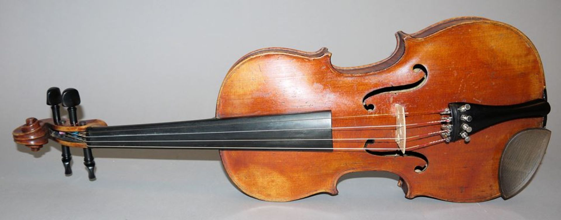 Zwei 4/4-Geigen um 1900 in schönen Holz-Geigenkästen aus Musiker-Nachlass - Bild 5 aus 7