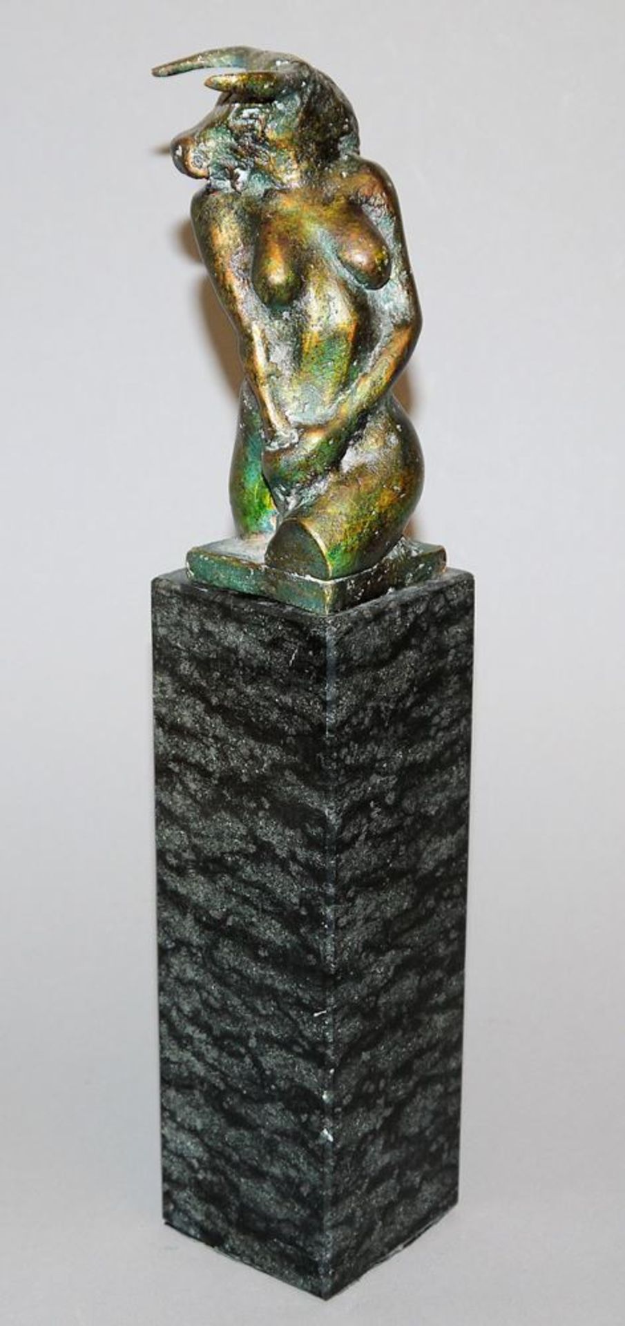 Monogrammist A.T., Frauenakt mit gehörntem Stierkopf, Bronzeplastik