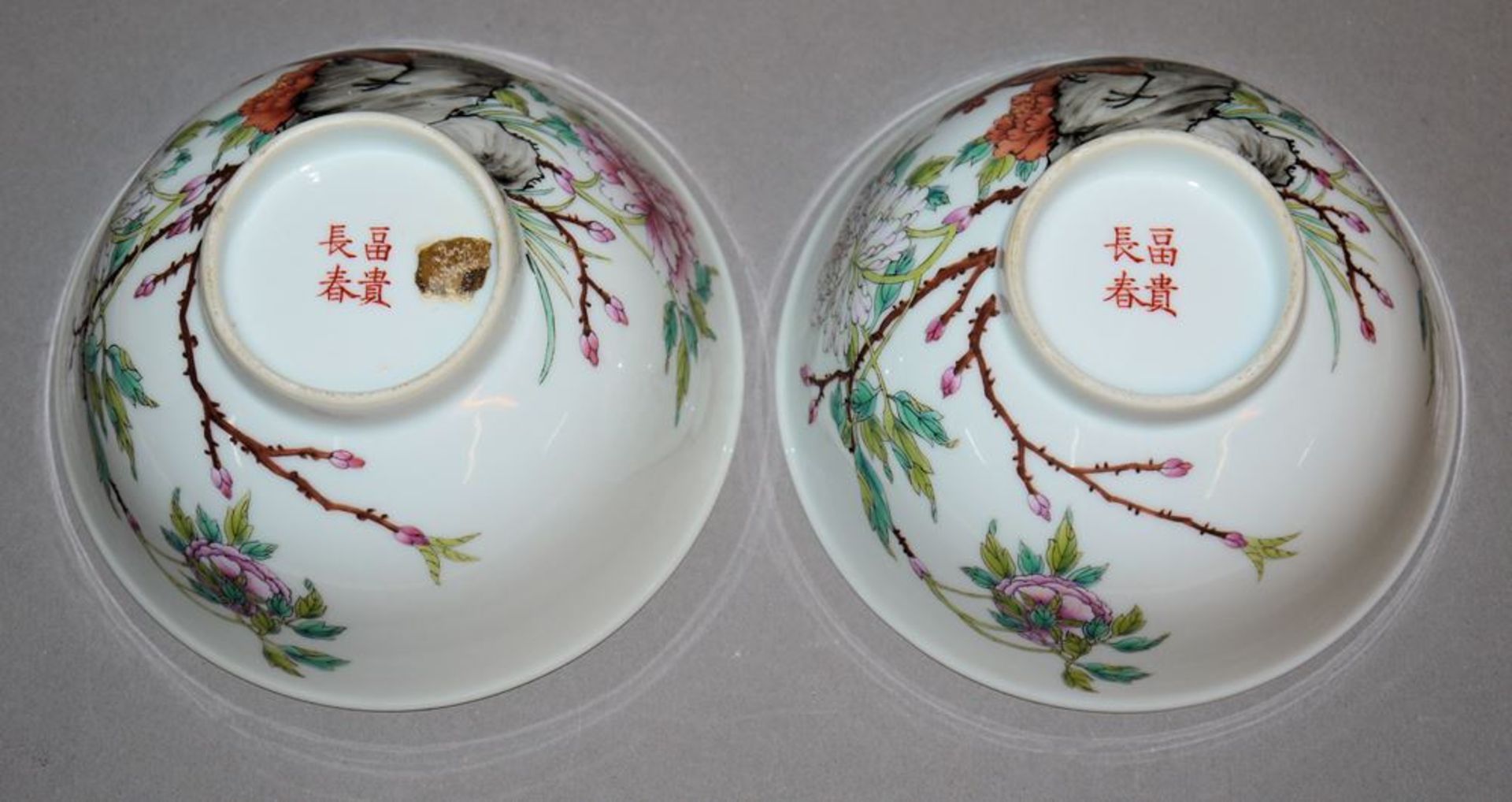 Zwei Speiseschalen mit Hähnen und Blumen, China, 20. Jh. - Bild 2 aus 2
