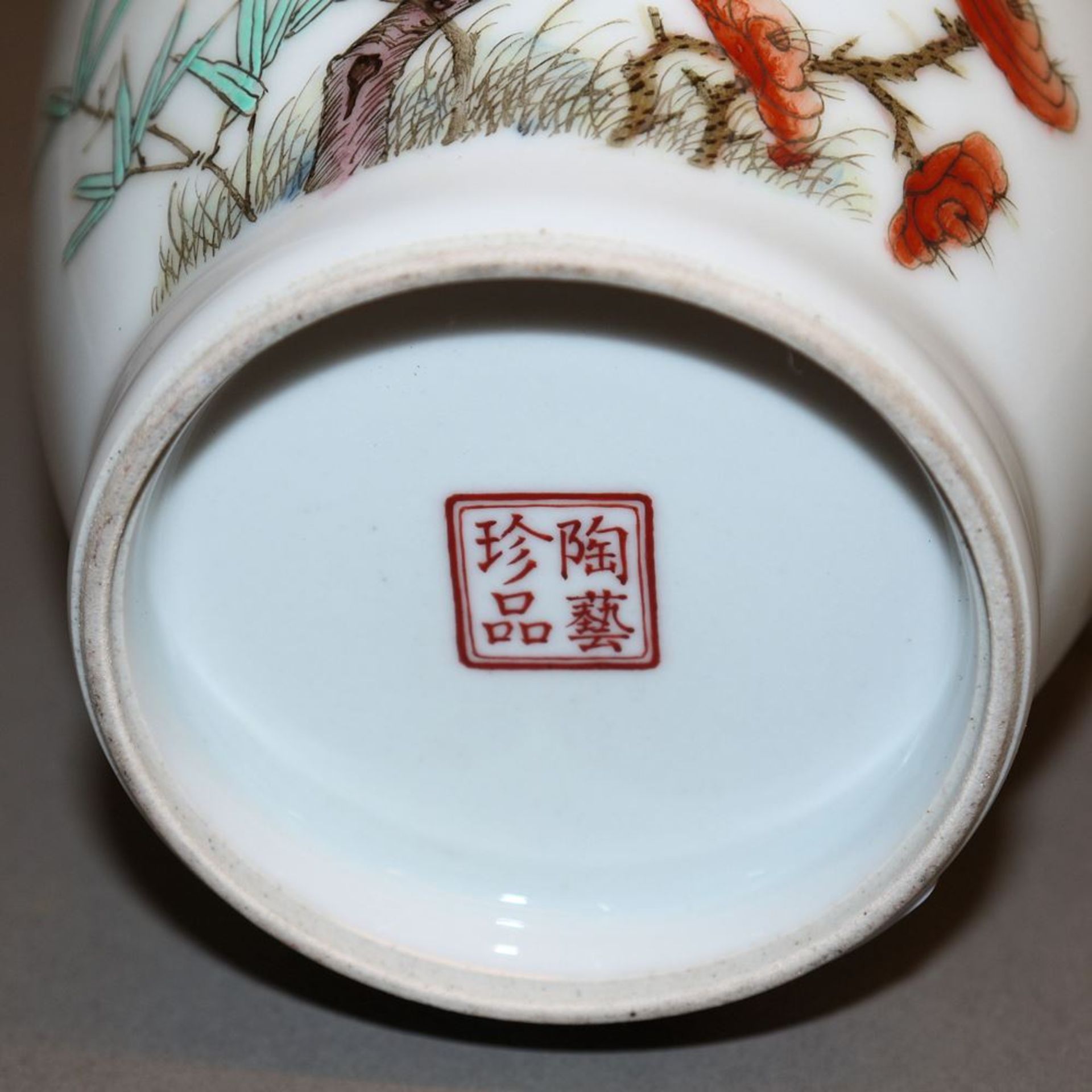 Moderne chinesische Porzellanvase mit "Traubendieben" - Bild 3 aus 3