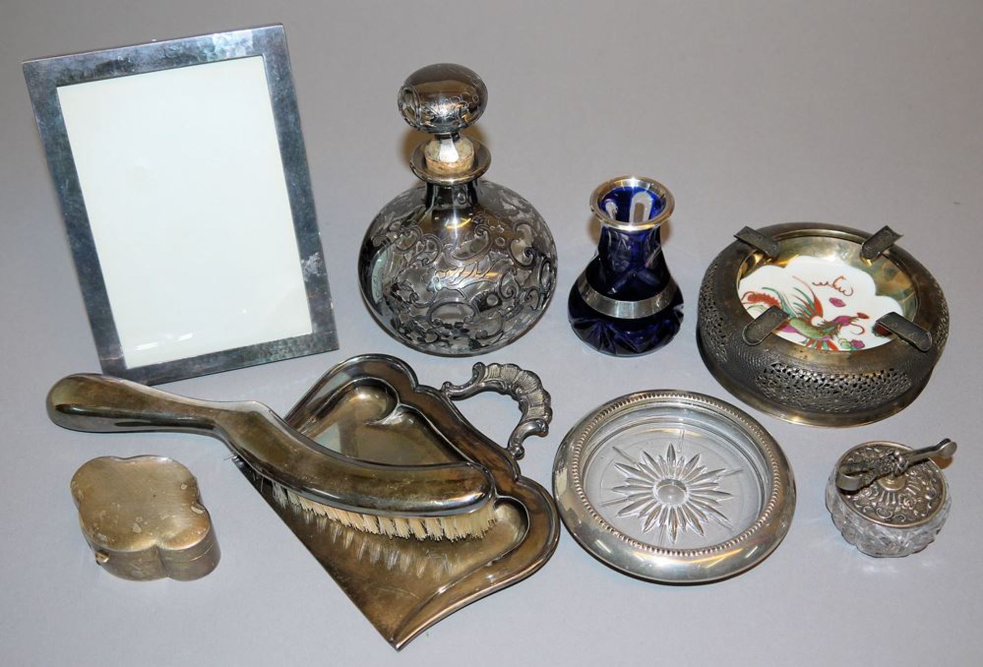 Slg. Silber mit Glas und Porzellan, Silber- Dose, -Rahmen und -Tischkehrer ab 1920