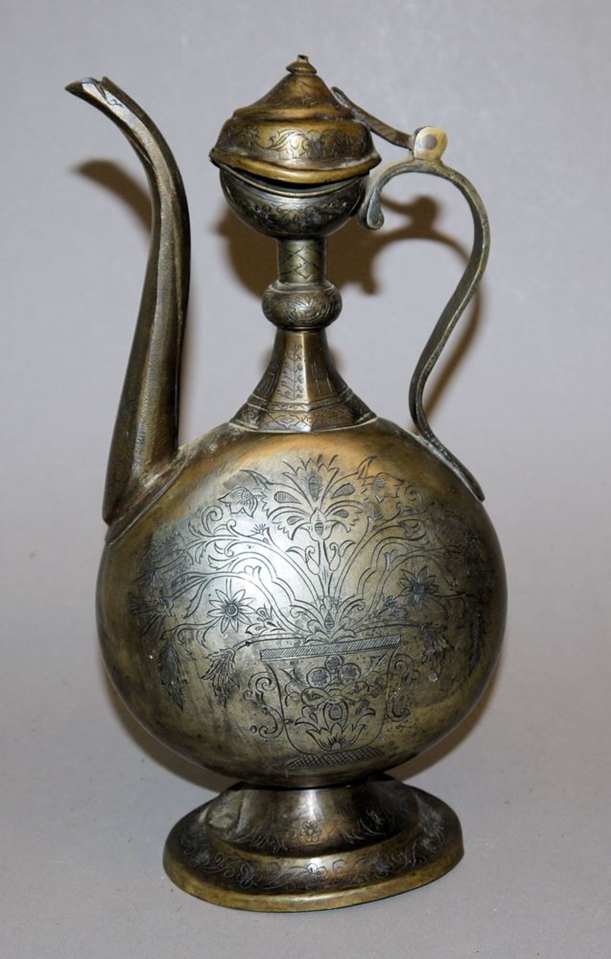 Osmanische Schankkanne um 1900, Bronze verzinnt, mit floraler Gravur