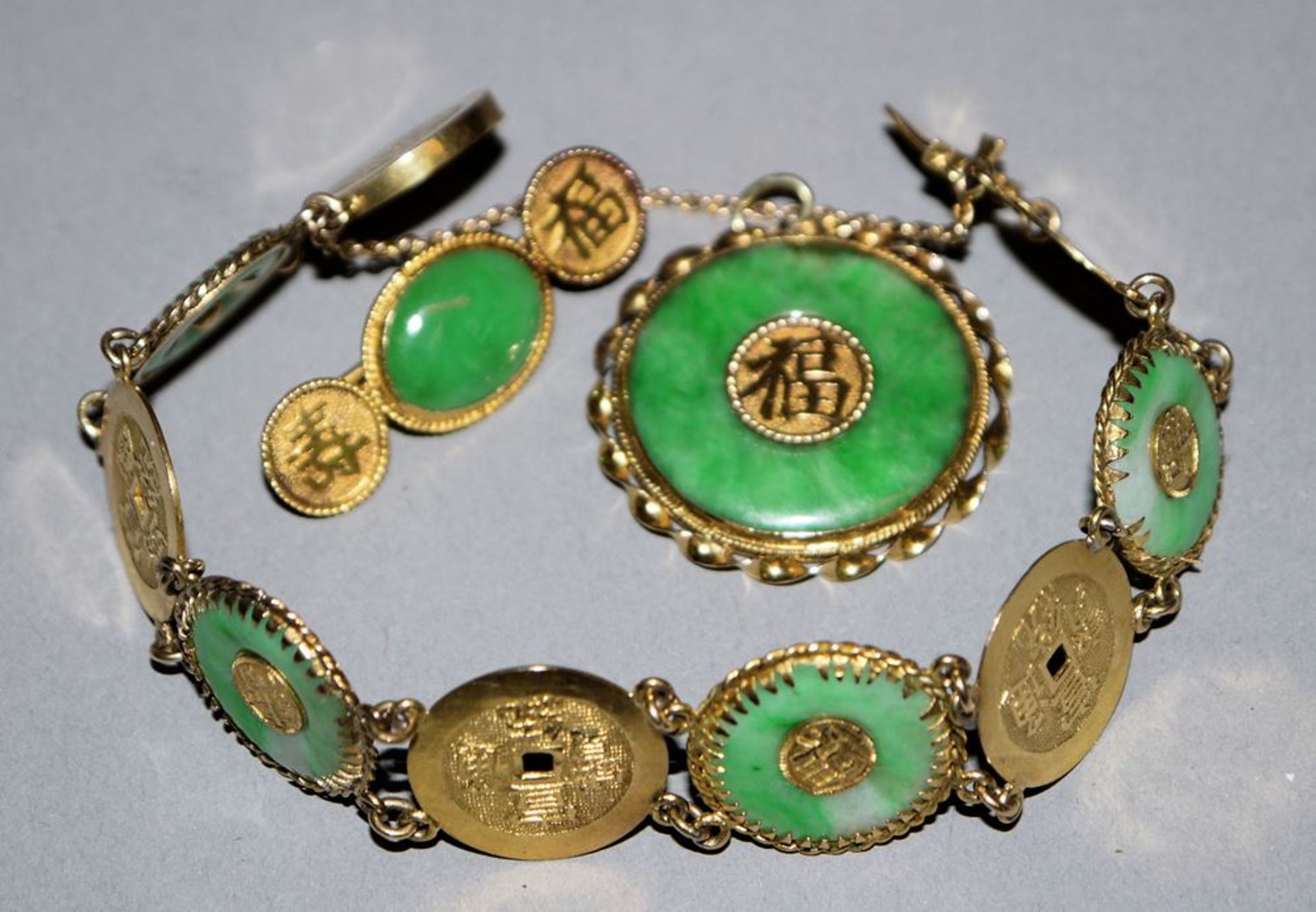 Drei Teile Jade-Goldschmuck, China um 1900