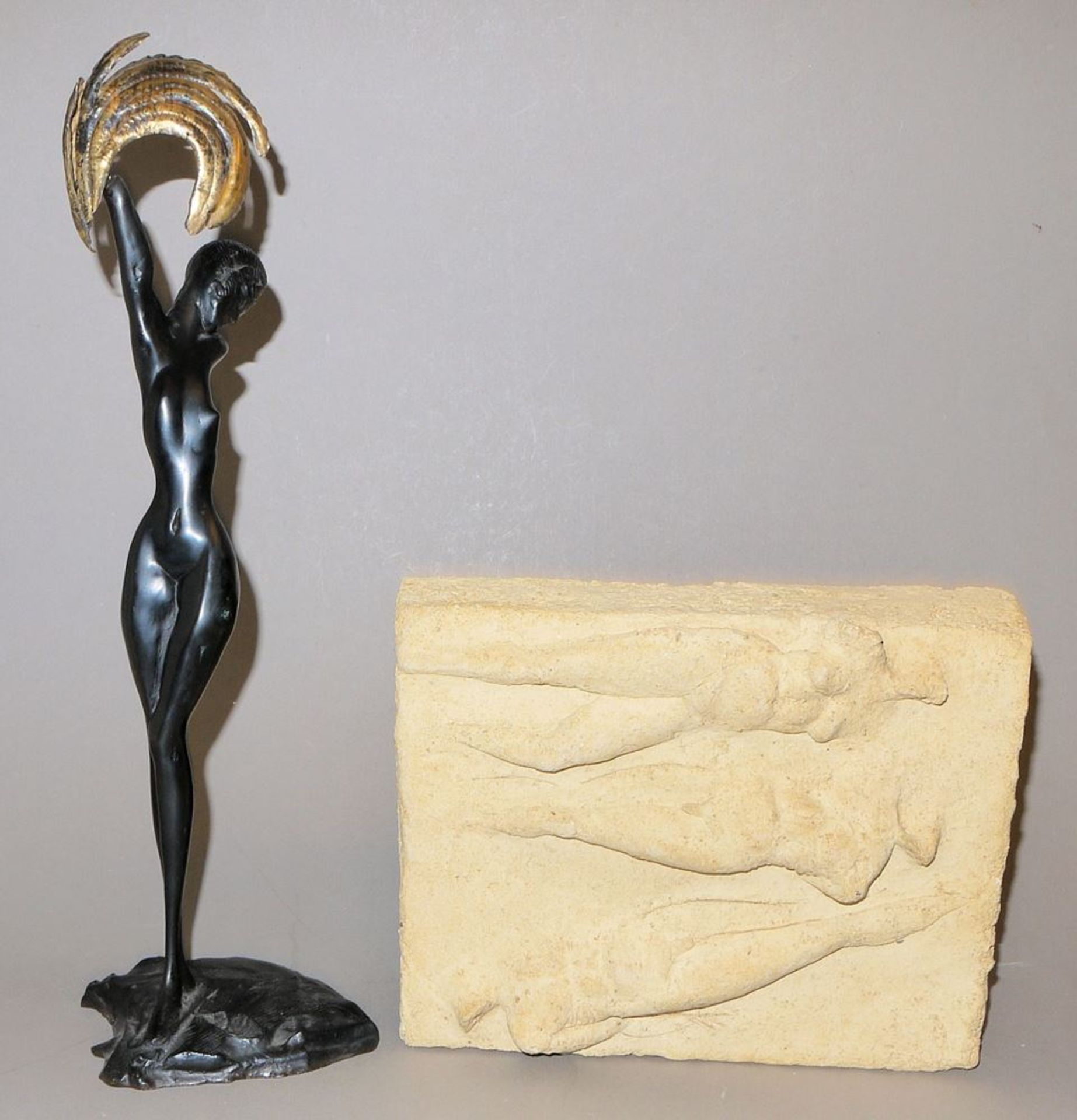 Ernst Fuchs, Bronze weiblicher Akt "Daphne" & Monogrammist, Steinskulptur mit drei Akten