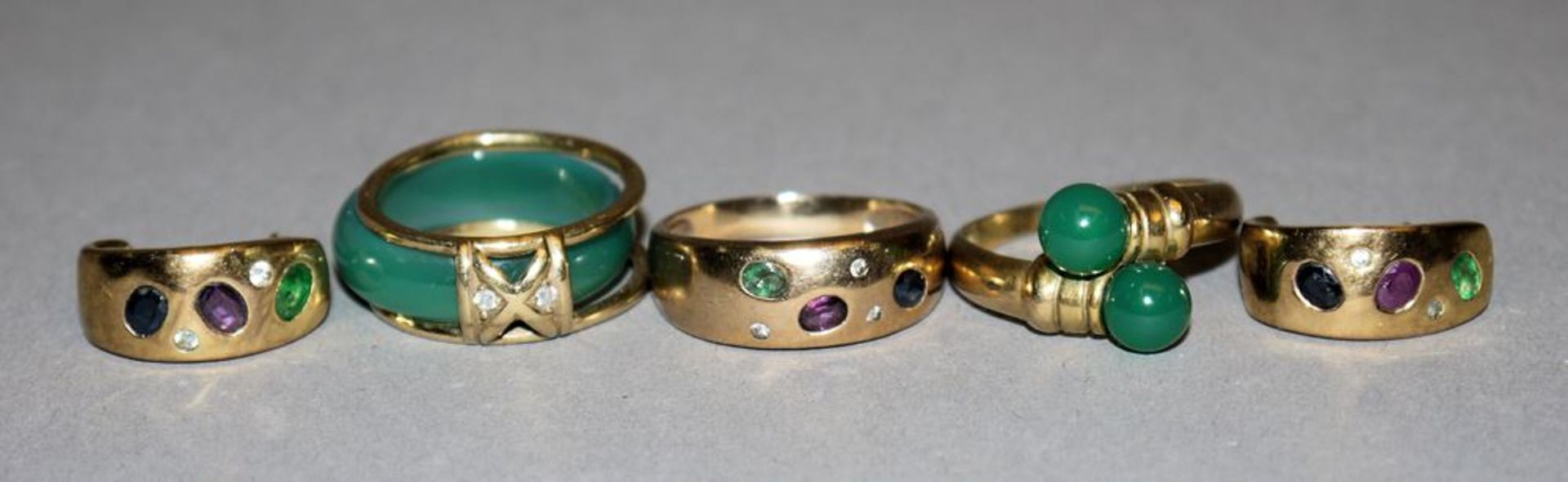 Schmuckset mit Farbsteinen und 2 Jade-Ringe, Gold