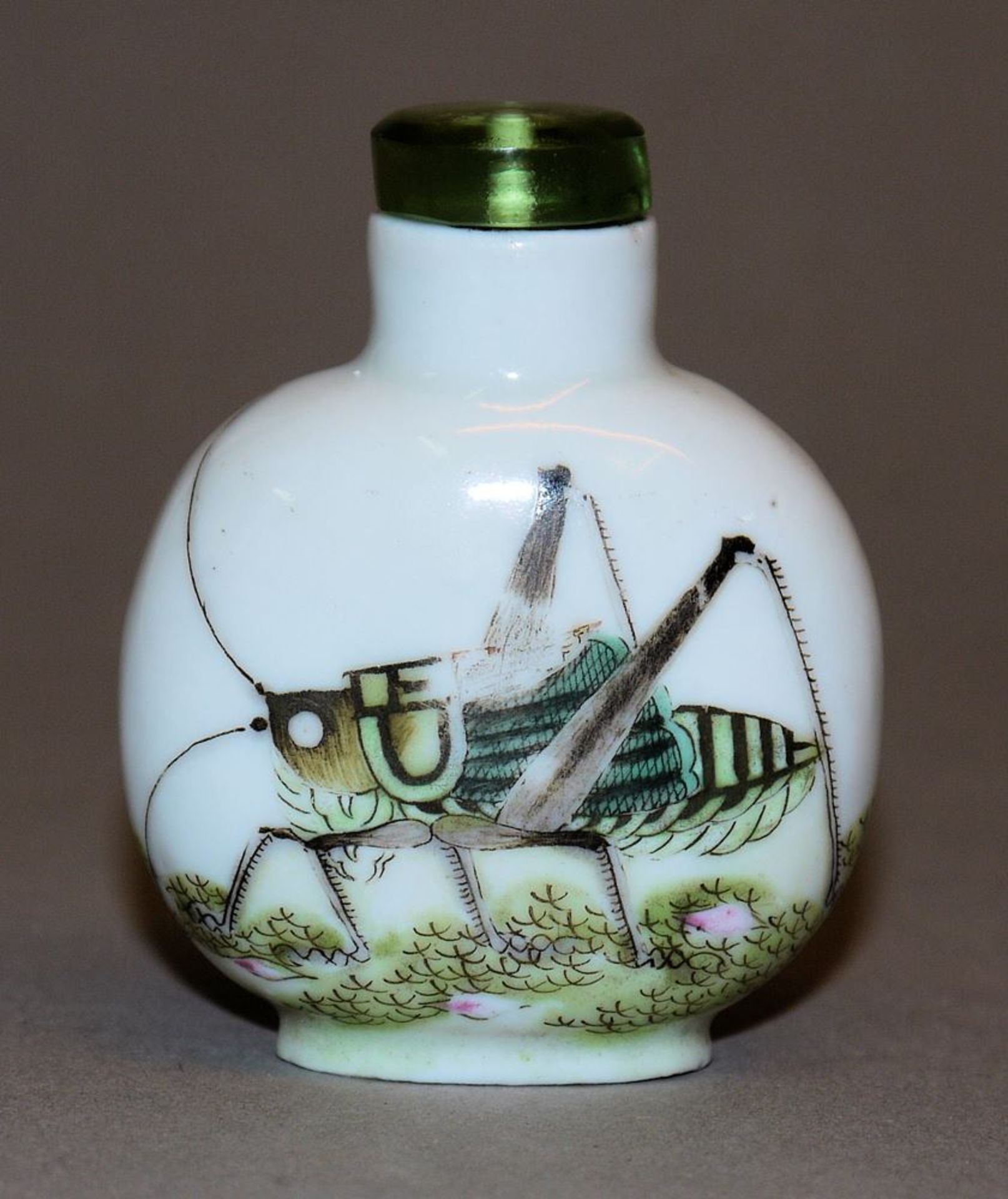 Porzellan-Snuffbottle mit Grille, Daoguang-Zeit, China 19. Jh - Bild 2 aus 3