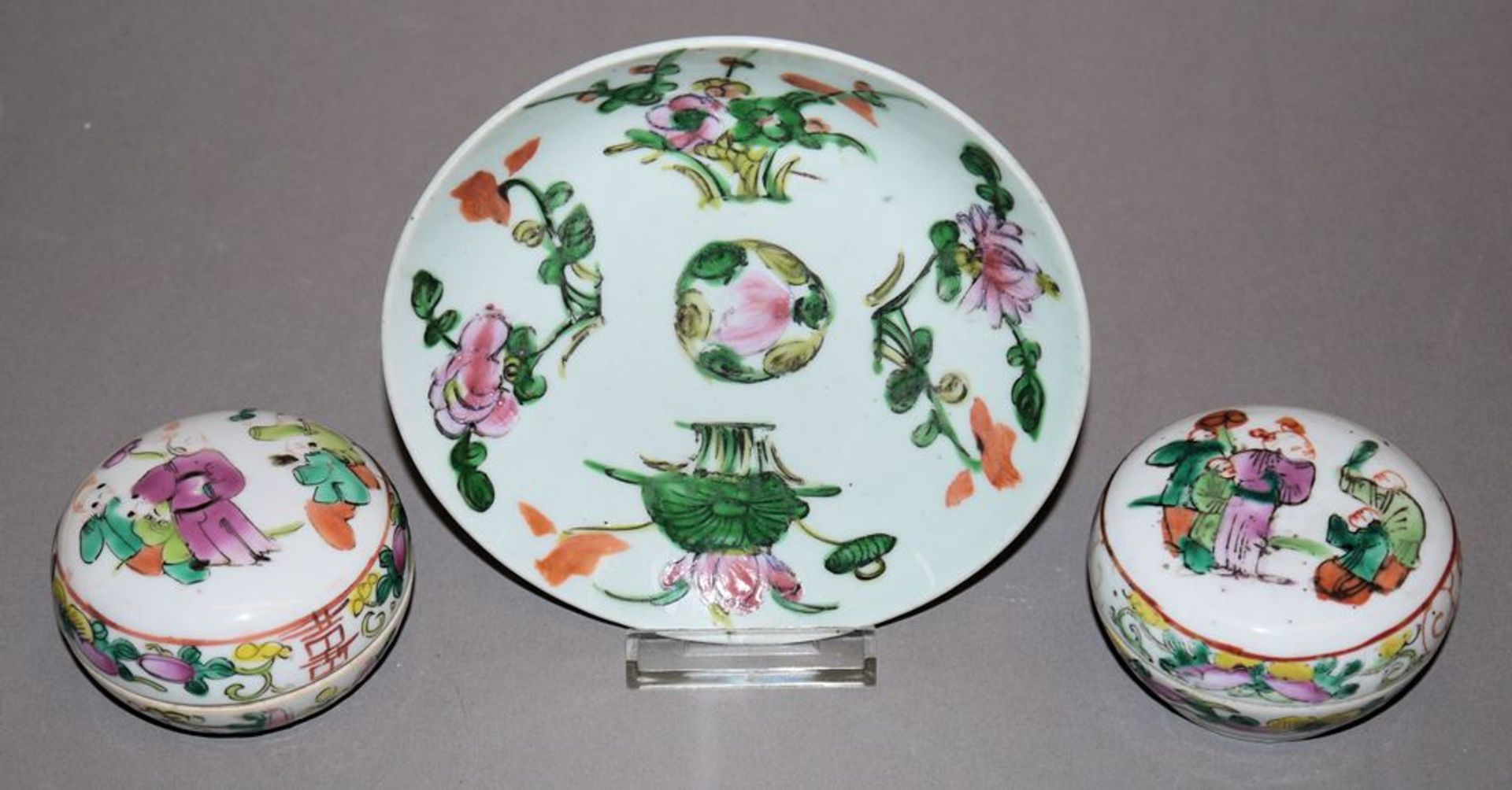 Zwei Porzellandosen und ein Teller der späten Qing-Zeit, China 19. Jh.