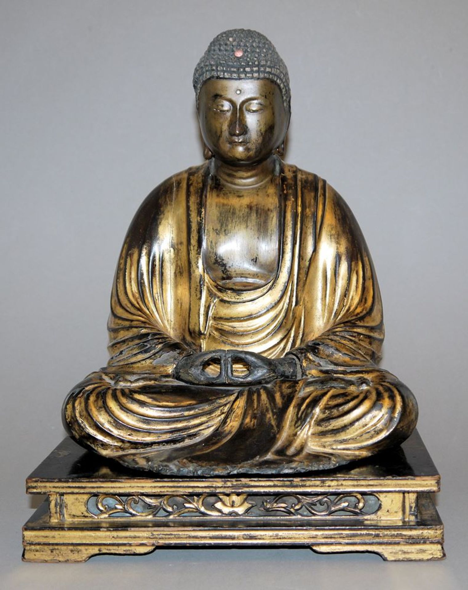 Meditierender Buddha, Holzskulptur mit Lackfassung der Edo/Meiji-Zeit, Japan 19. Jh.