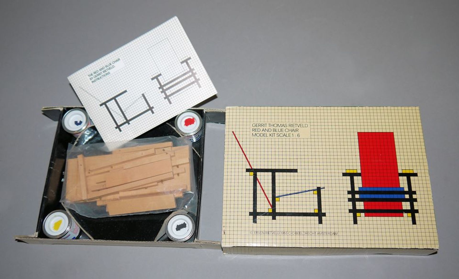 Gerrit Thomas Rietveld, Red and Blue Chair Model Kit Scale 1:6, Originalkarton - Image 2 of 2