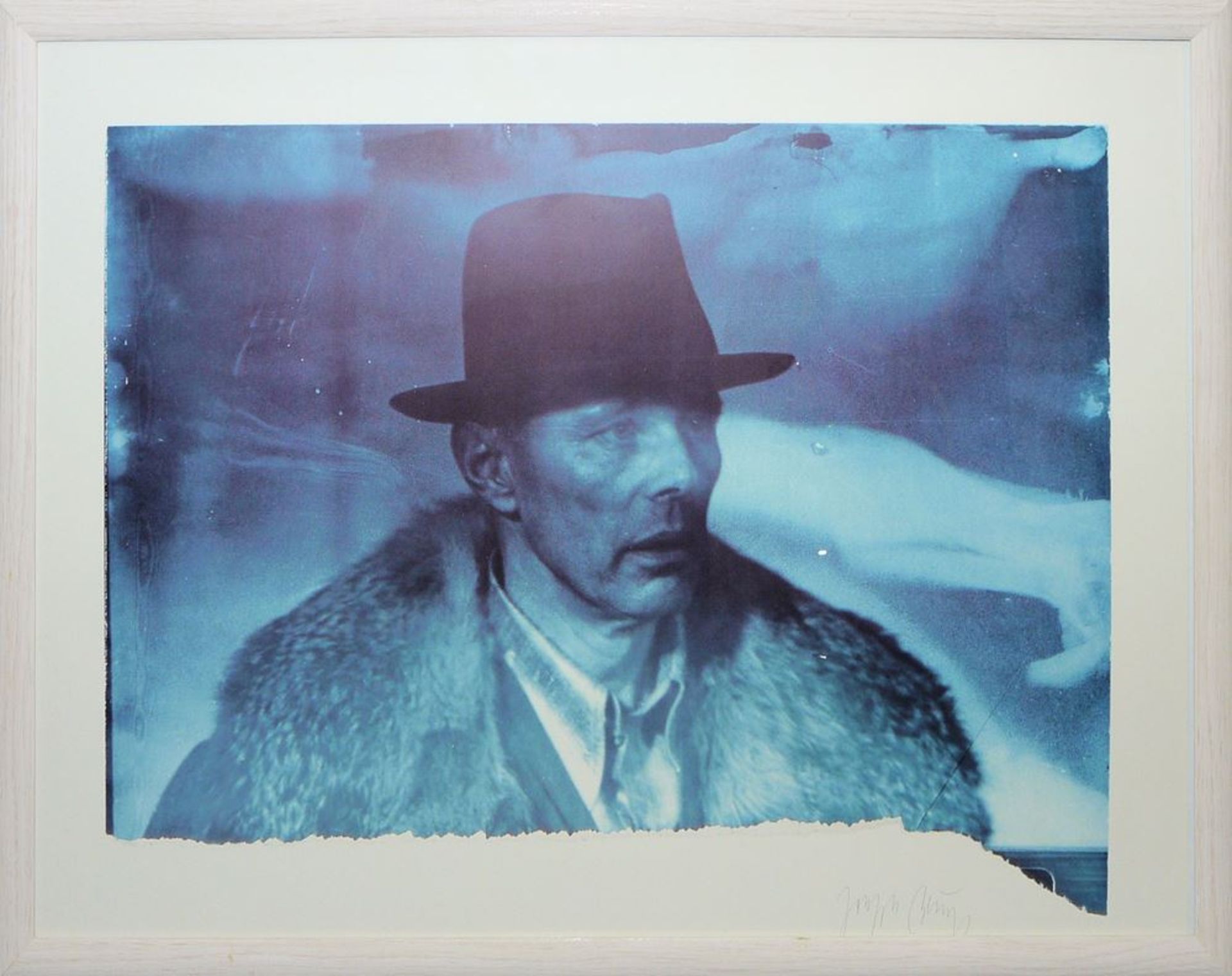 Joseph Beuys, Selbstbildnis mit Mantel und Hut, signierte Farboffsetlithographie von 1985