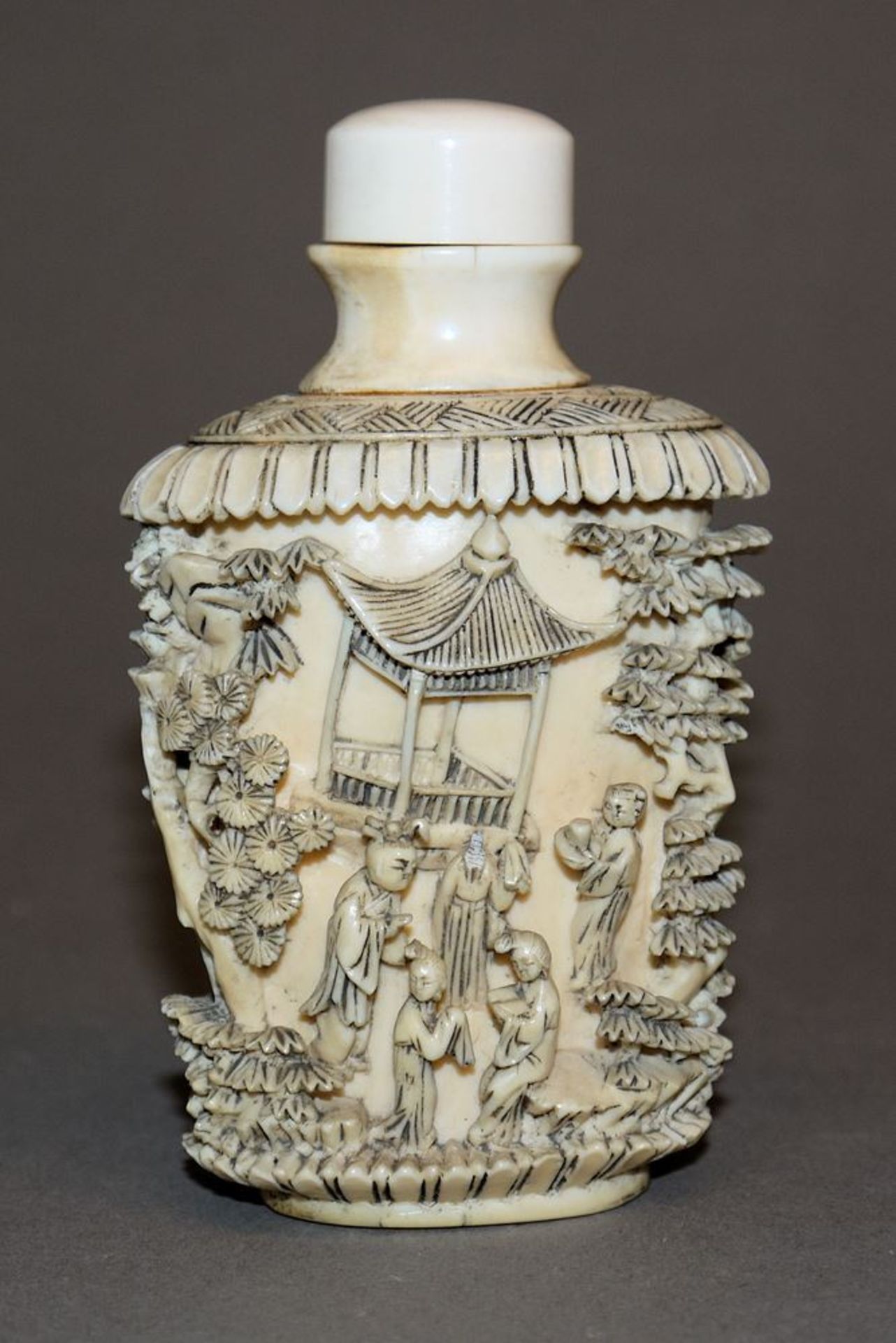 Tisch-Snuffbottle aus Elfenbein mit Figurengruppen, China 19. Jh. - Bild 2 aus 2