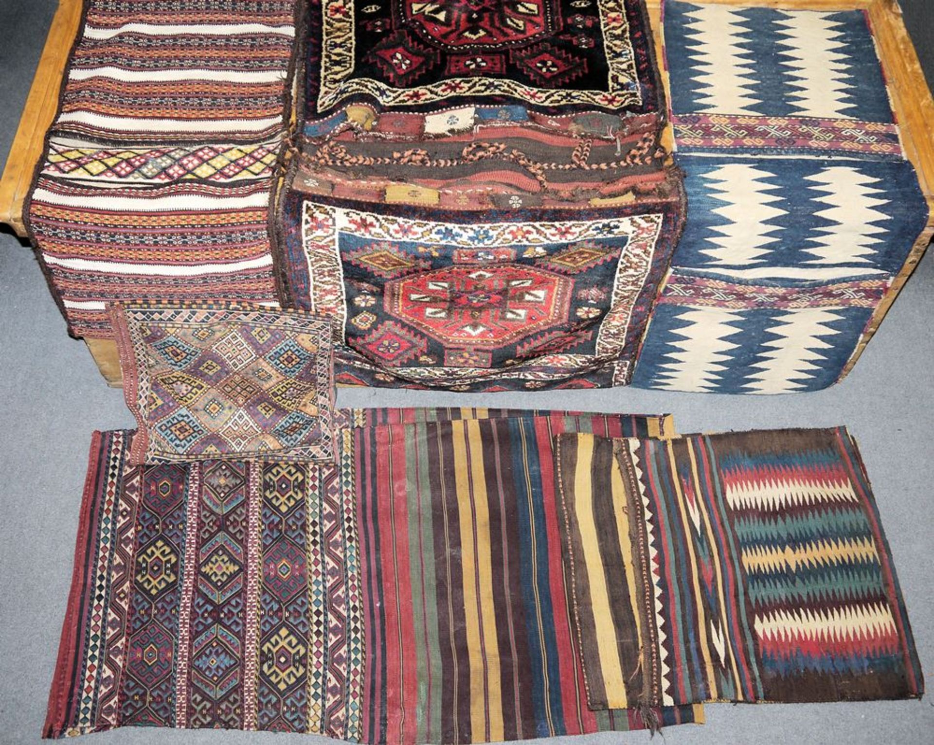 Neun große Kelim-Satteltaschen und Taschen, z.T antik, Iran-Türkei, ab 19. Jh. - Bild 2 aus 2