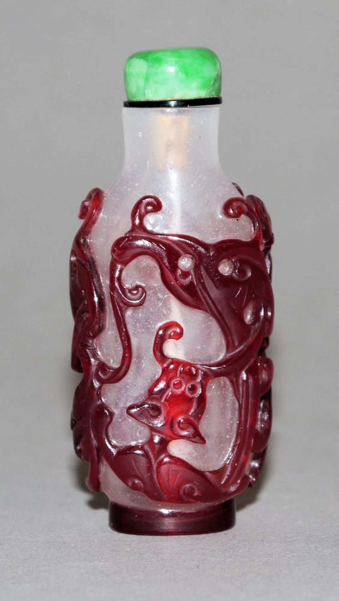 Pekingglas-Snuffbottle mit Drachendekor, China, wohl 19. Jh.