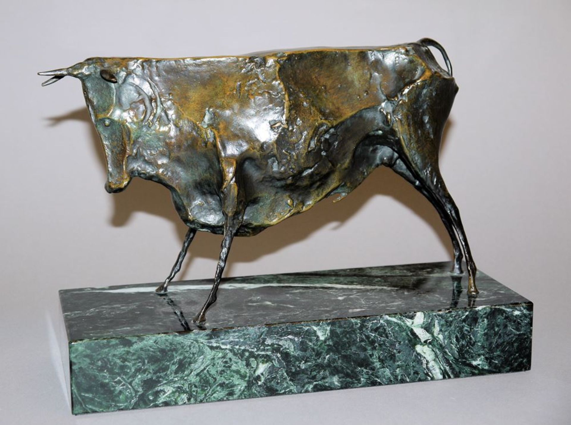 Elie Nadelman, Bronzeplastik "Standing Bull" von ca. 1915, postumer Guss für die Nelson