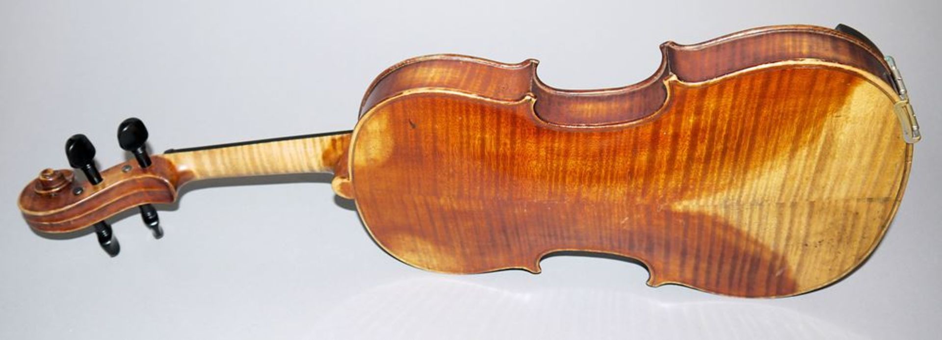 Zwei 4/4-Geigen um 1900 in schönen Holz-Geigenkästen aus Musiker-Nachlass - Bild 6 aus 7