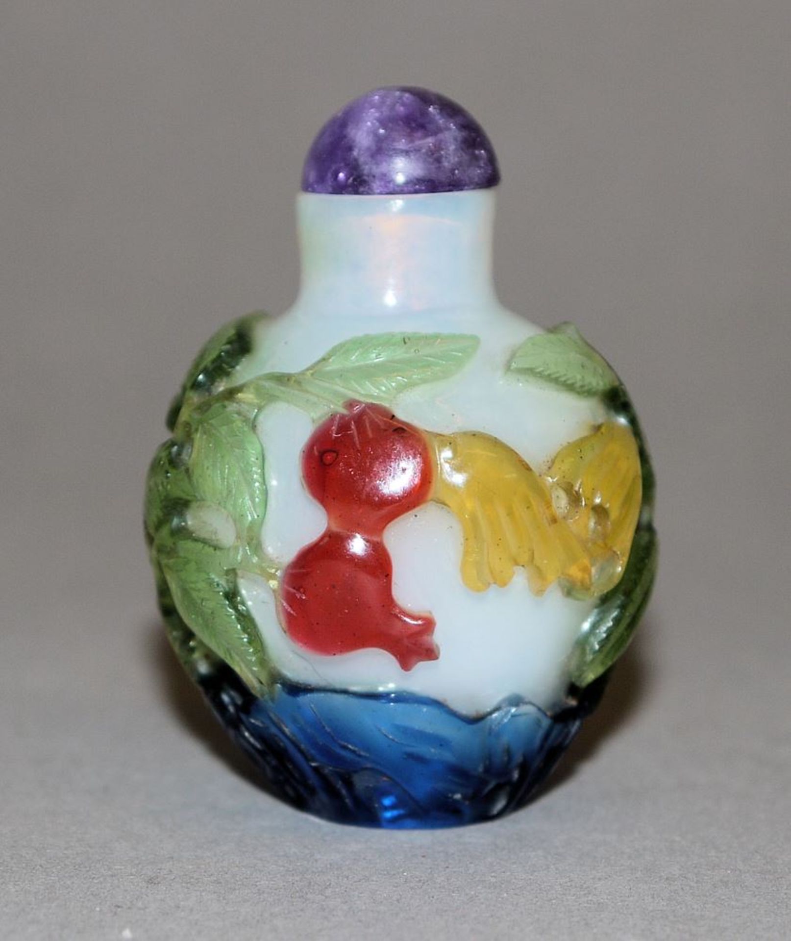 Pekingglas-Snuffbottle mit den drei "Mehrenden", China, wohl 19. Jh.