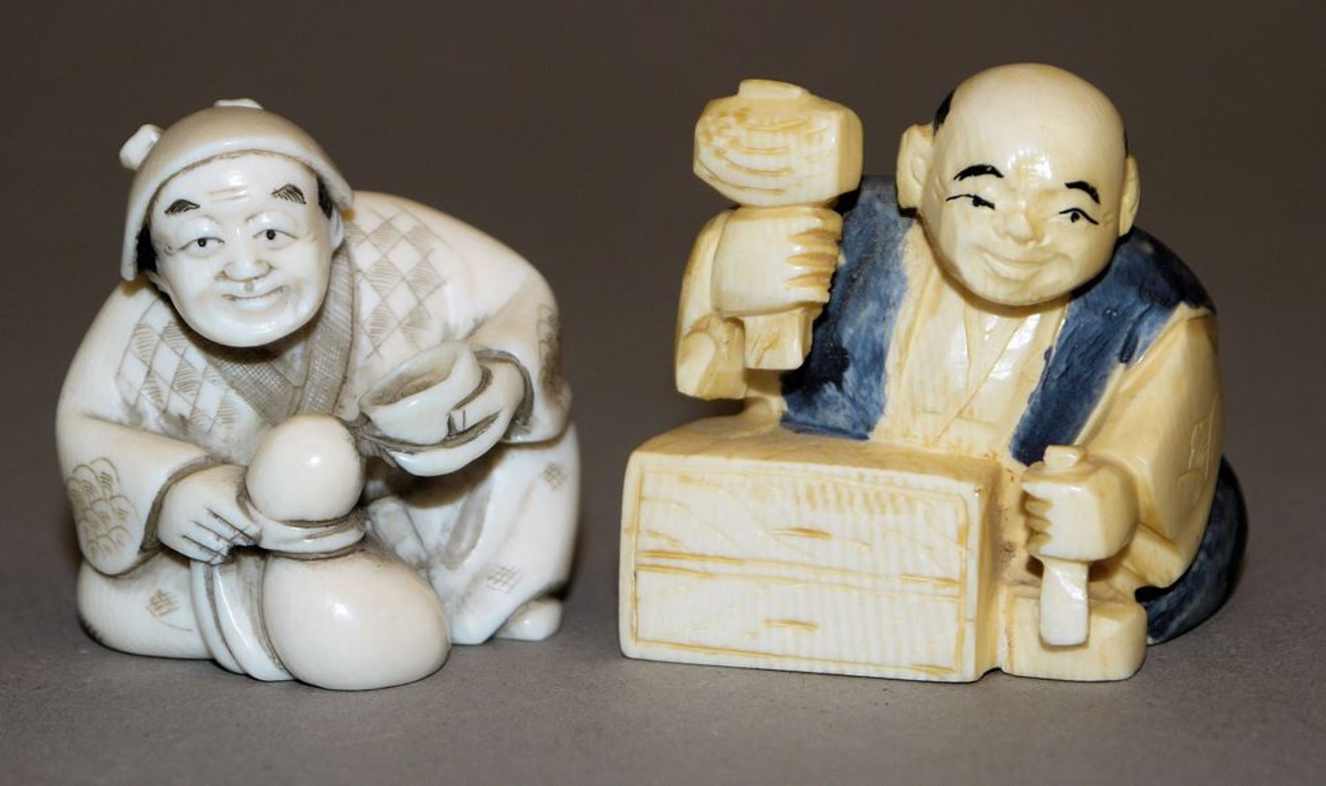 Saketrinker und Handwerker, zwei japanische Elfenbein-Netsuke