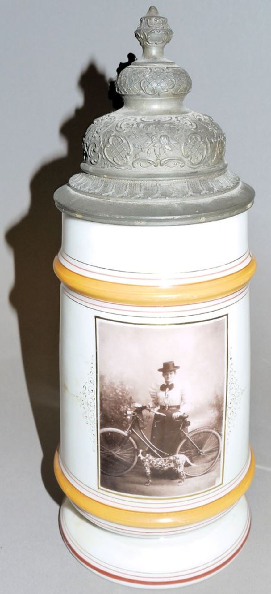 Konvolut 4 Teile ab 1900: Radlerkrug, Glaskaraffe, schönes Gewürzschränkchen & Brotdose mit - Bild 5 aus 5
