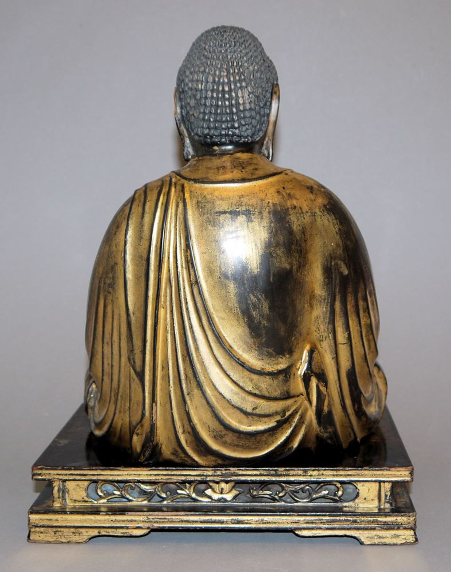 Meditierender Buddha, Holzskulptur mit Lackfassung der Edo/Meiji-Zeit, Japan 19. Jh. - Bild 2 aus 2