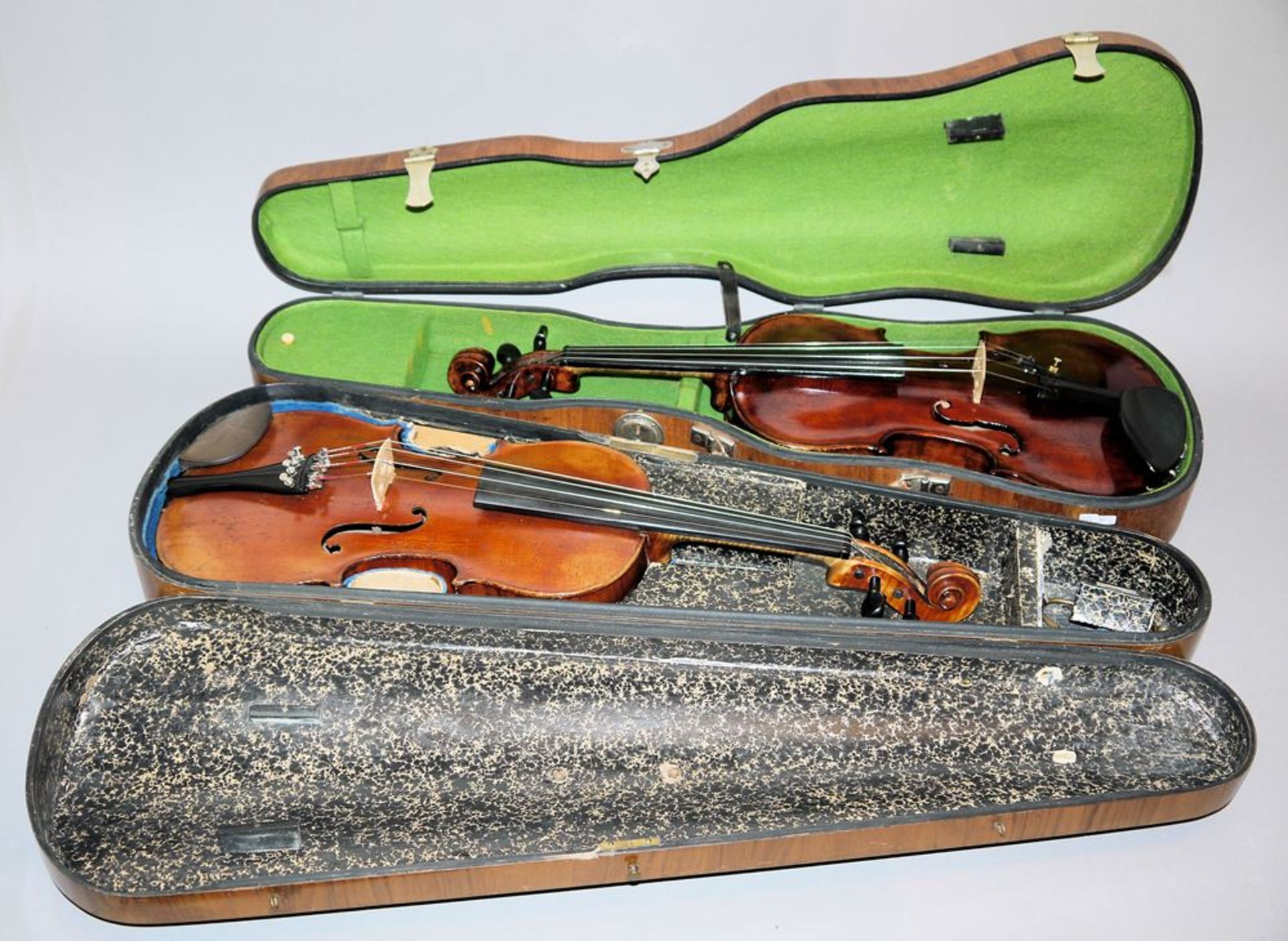 Zwei 4/4-Geigen um 1900 in schönen Holz-Geigenkästen aus Musiker-Nachlass