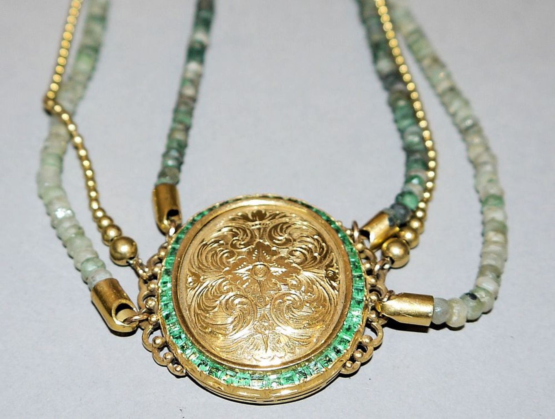 Collier mit Medaillon-Anhänger und Smaragden, Gold, spätes 19. Jh. mit späteren Umänderungen, mit - Bild 2 aus 2