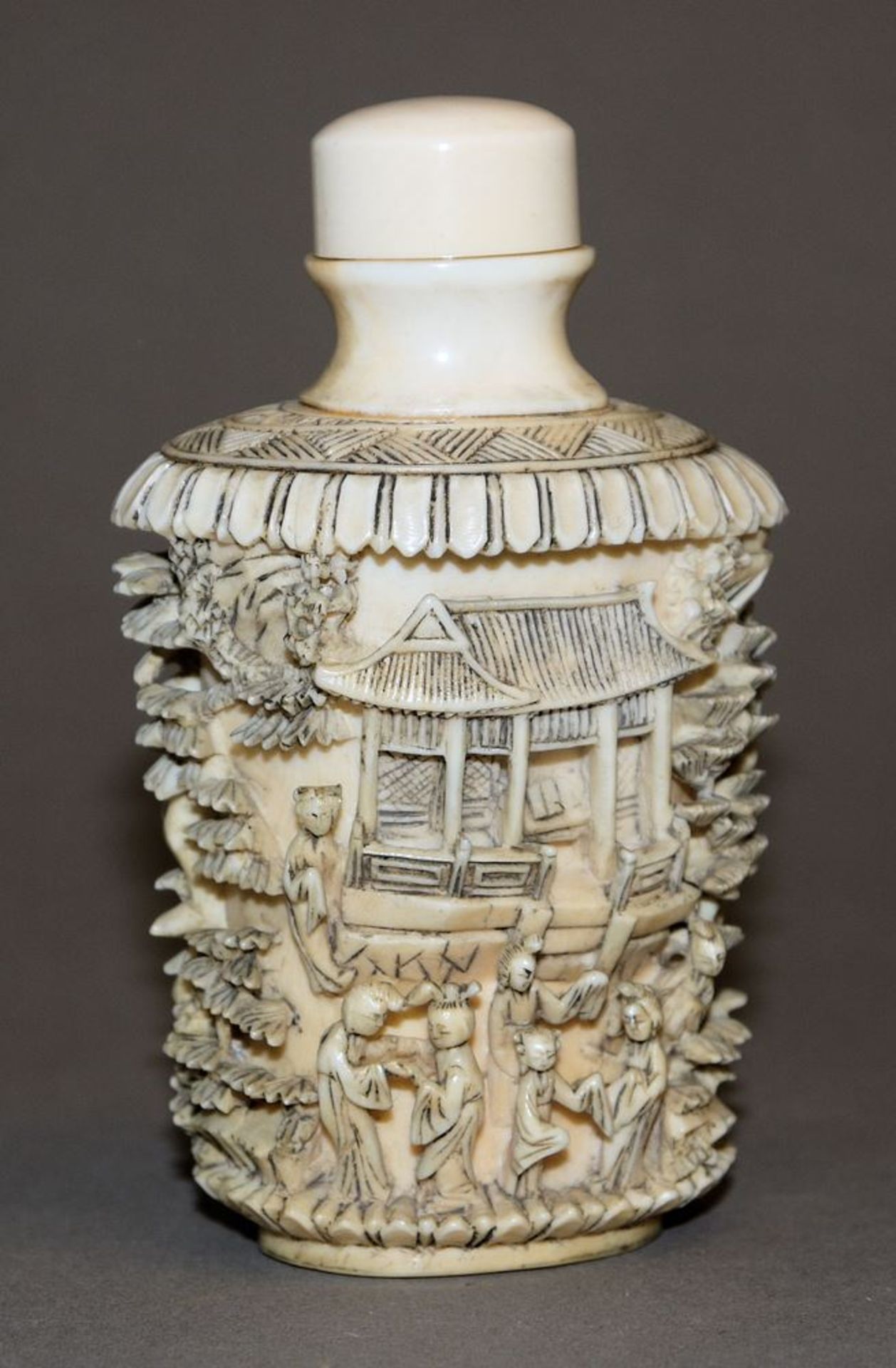 Tisch-Snuffbottle aus Elfenbein mit Figurengruppen, China 19. Jh.