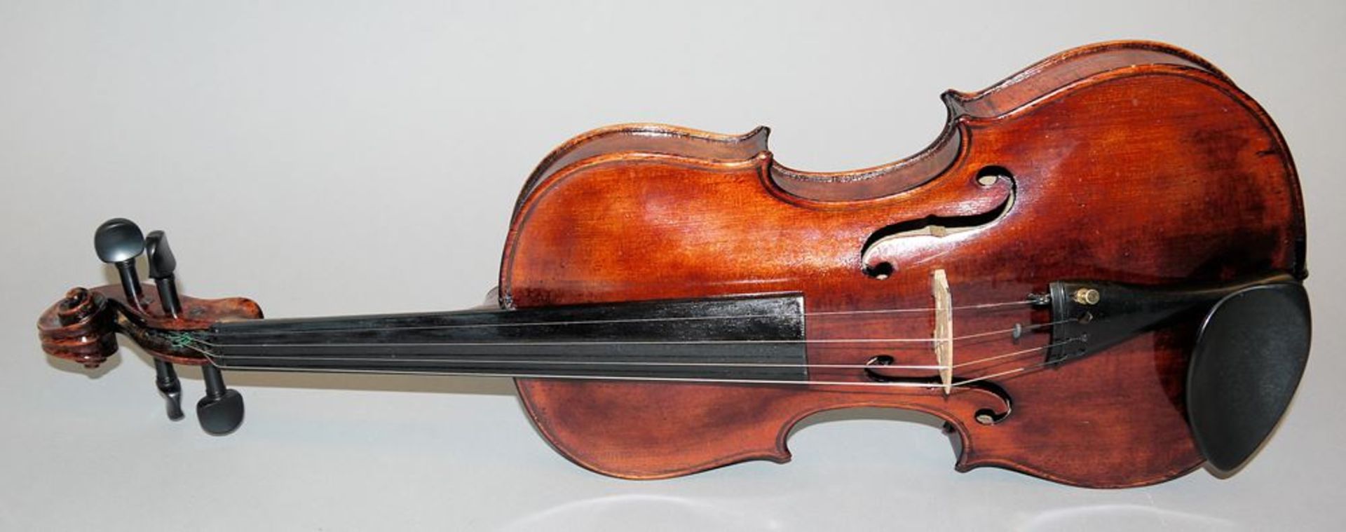 Zwei 4/4-Geigen um 1900 in schönen Holz-Geigenkästen aus Musiker-Nachlass - Bild 2 aus 7