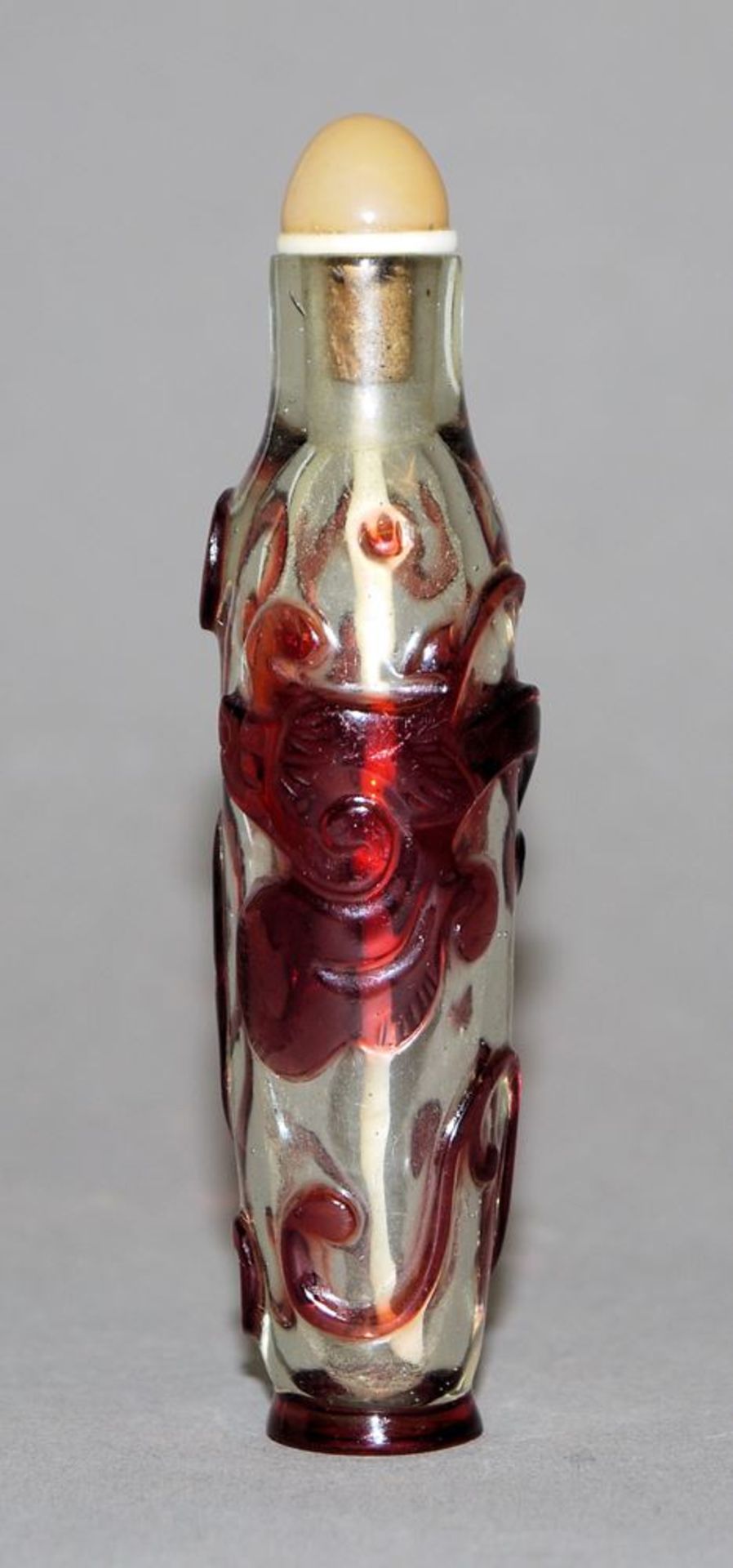 Schlanke Pekingglas-Snuffbottle mit Chilong-Drachen, China 19. Jh.