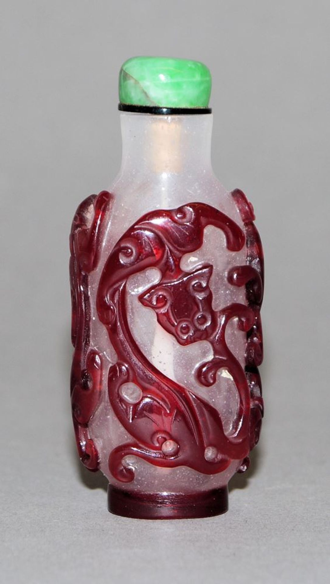 Pekingglas-Snuffbottle mit Drachendekor, China, wohl 19. Jh. - Bild 2 aus 2