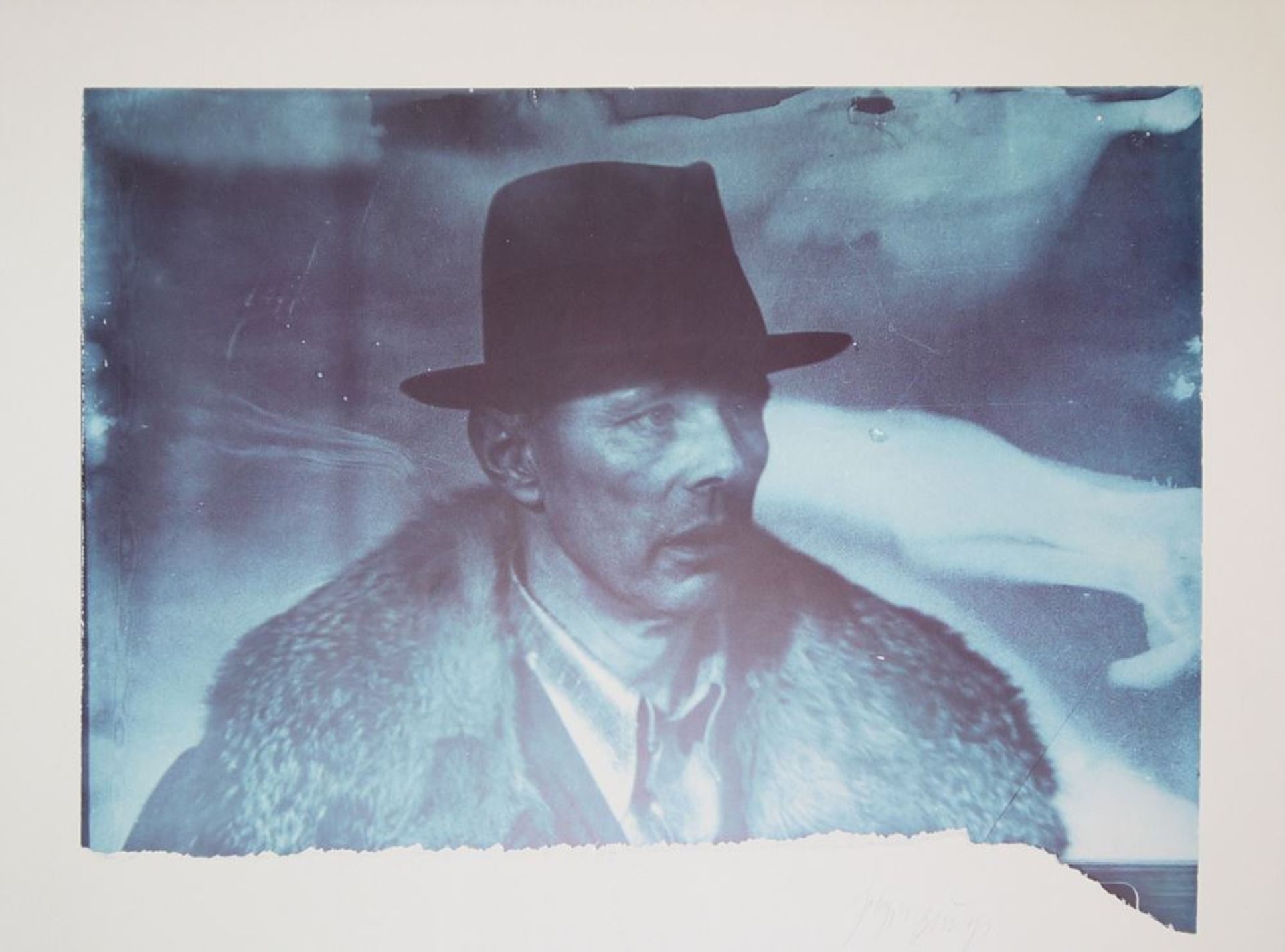 Joseph Beuys, Selbstbildnis mit Mantel und Hut, signierte Farboffsetlithographi