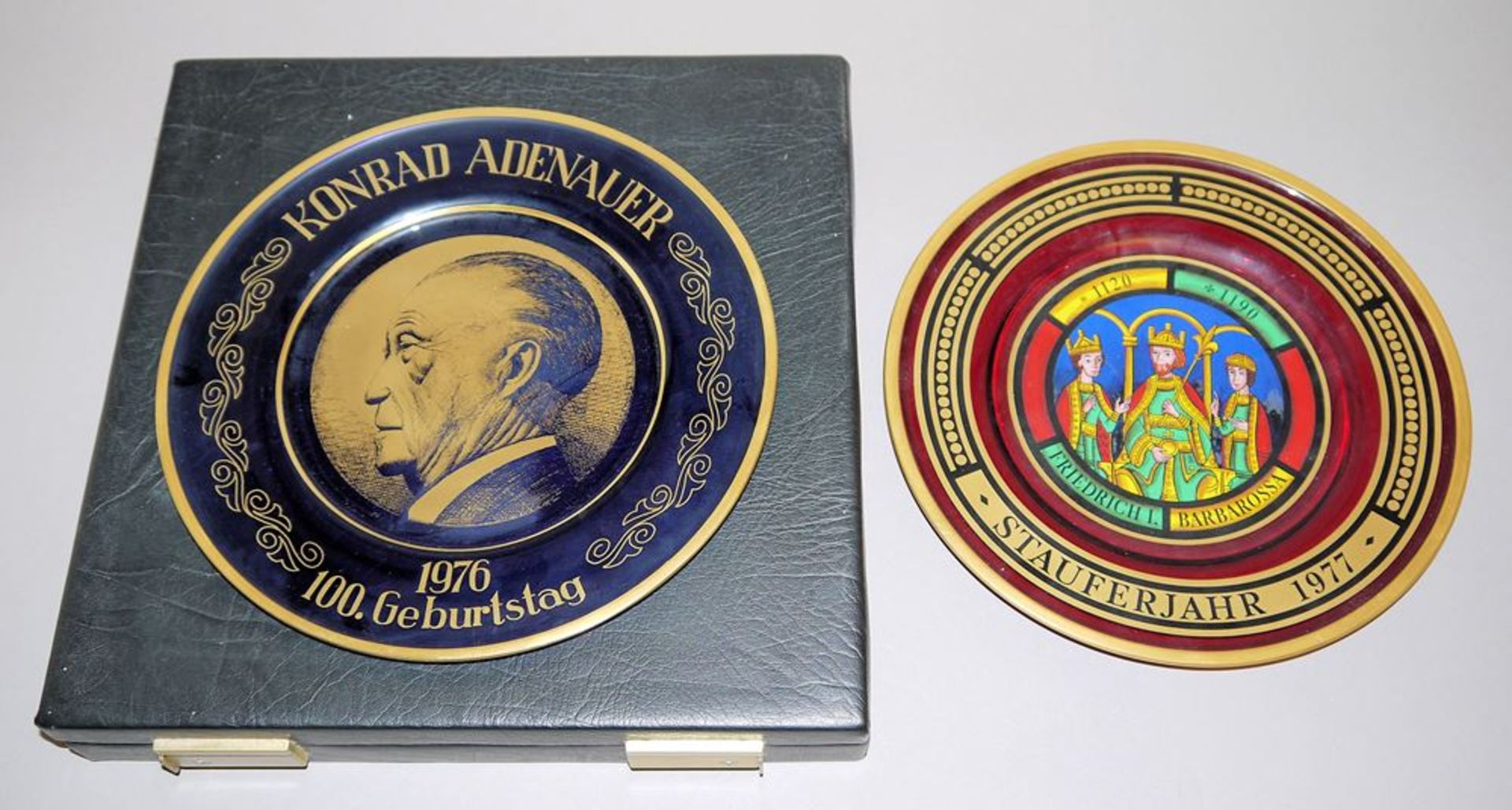 Zwei Glasteller "Staufferjahr 1977" und "100. Geburtstag Konrad Adenauer 1976",