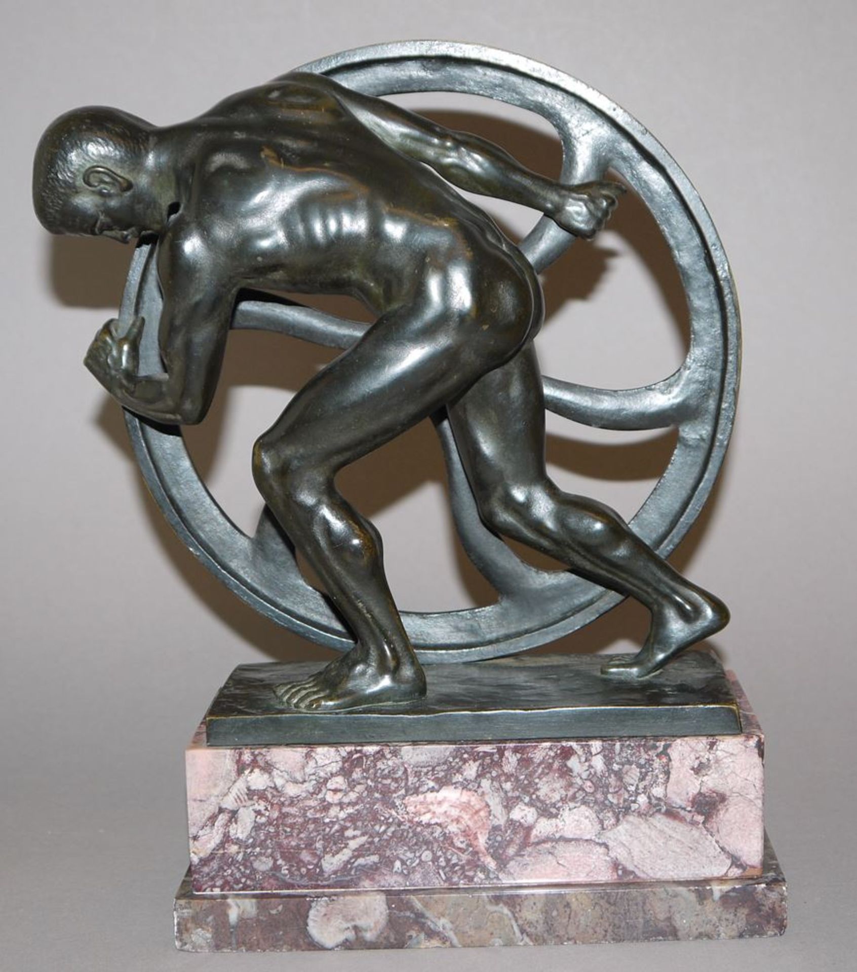 H. Henjes, Männlicher Akt dreht das Rad, Bronzeskulptur um 1900/10