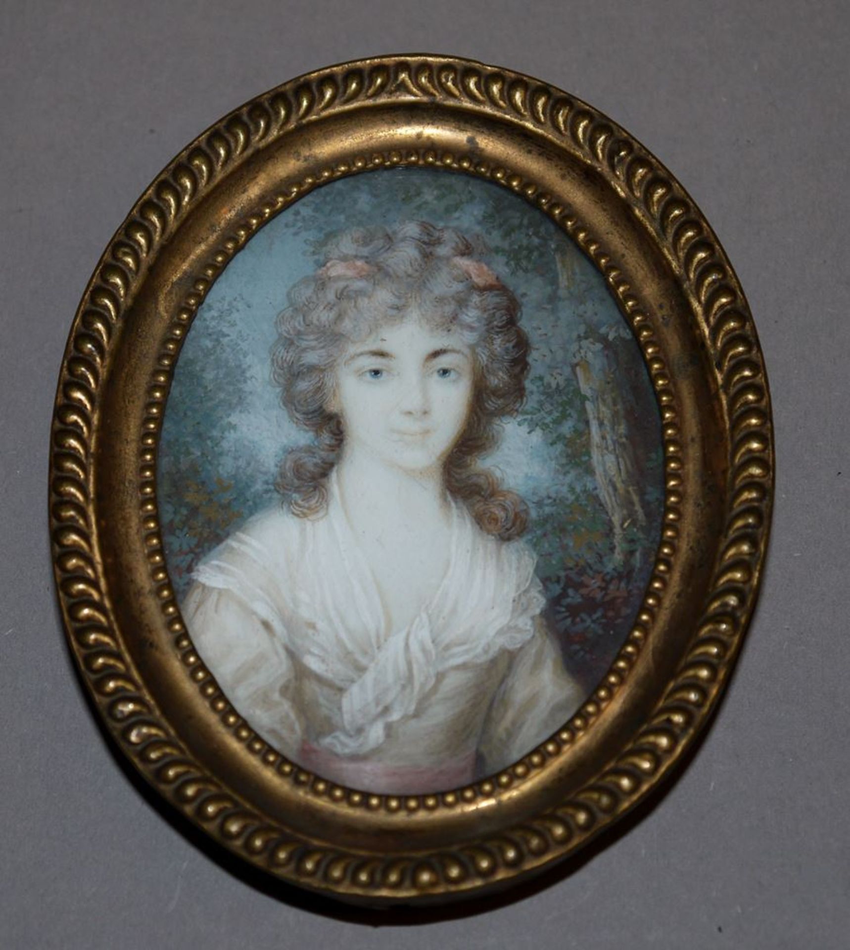 Anonymer Miniaturist, 1780er Jahre, Halbfigurenbildnis einer jungen Frau vor La