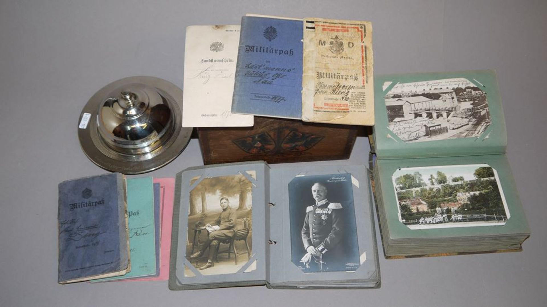 2 Postkarten- Alben, Wehrpässe, Schießbuch & zwei patriotische Memorabilia WK 1