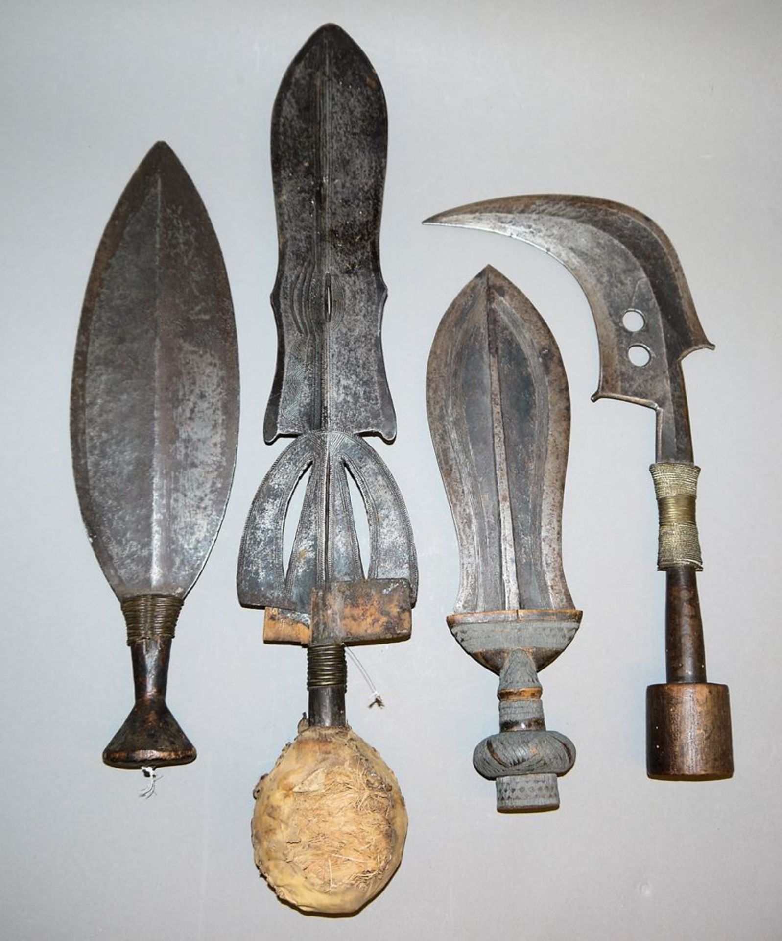 Vier traditionelle Messer bzw. Primitivgeld aus dem Kongo