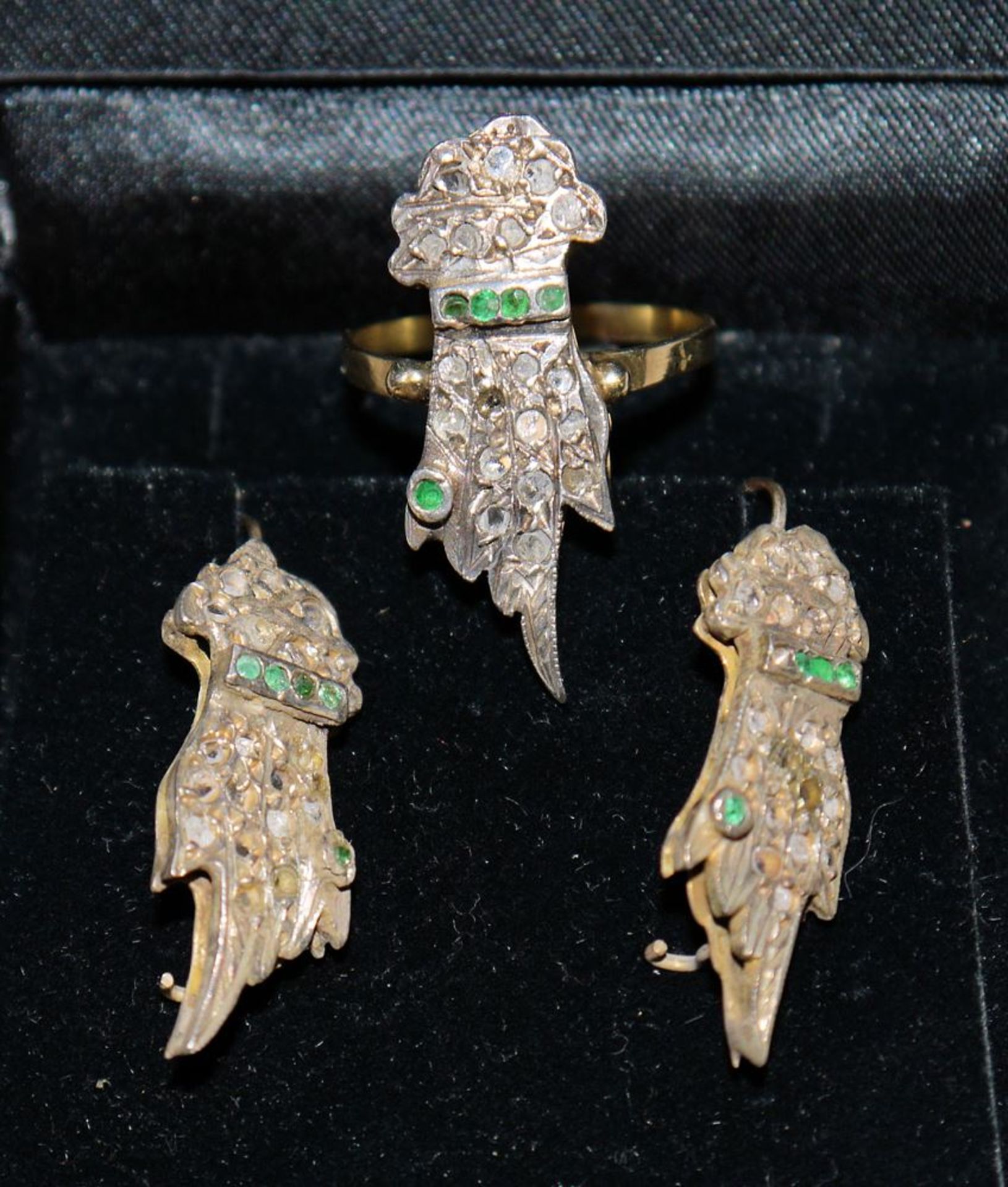 Ring und Ohrhänger mit Diamanten und Smaragden mit Damenhand, Gold, um 1900, Li