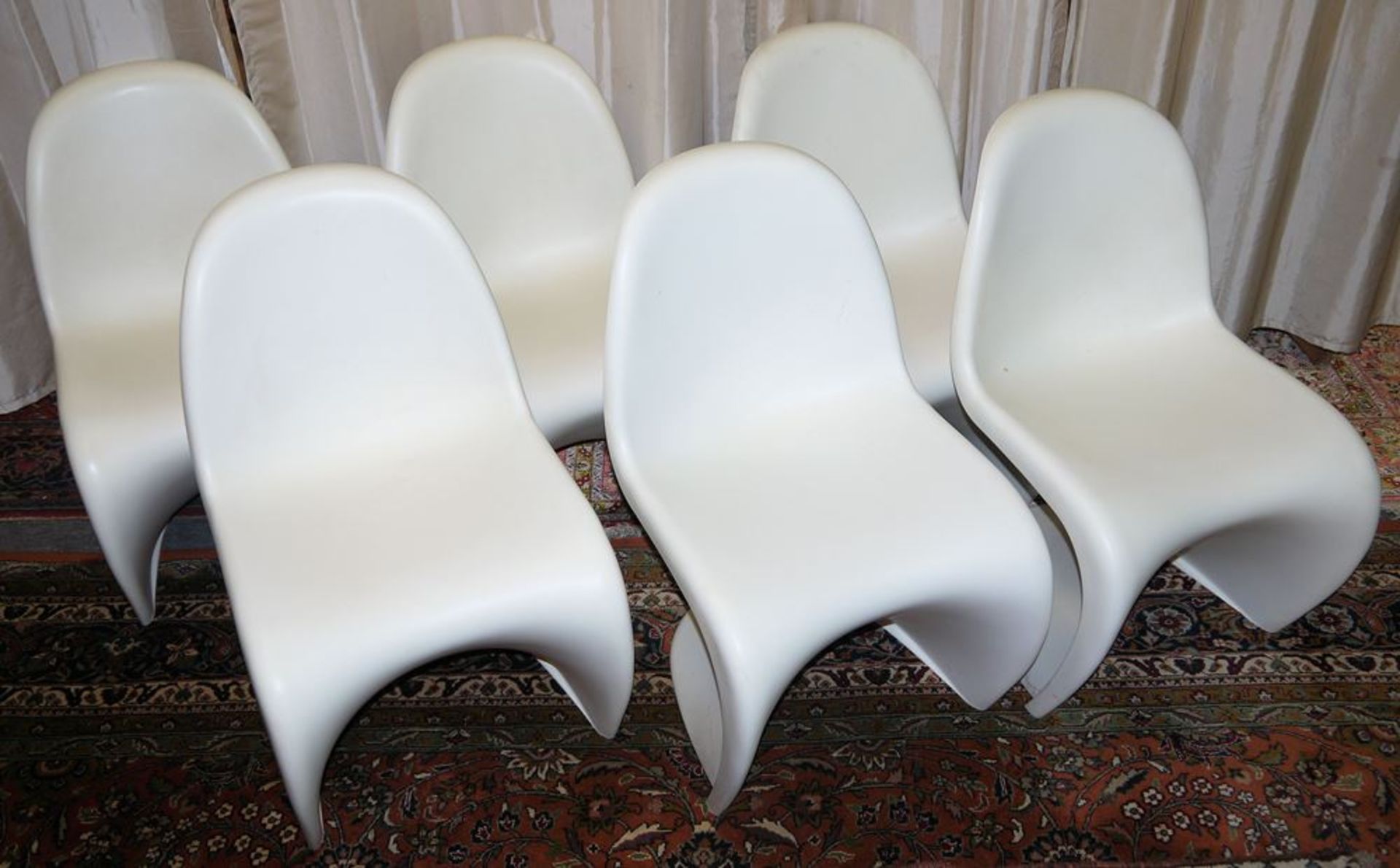 Sechs "Panton-Chairs", weißer Kunststoff, Vitra Design